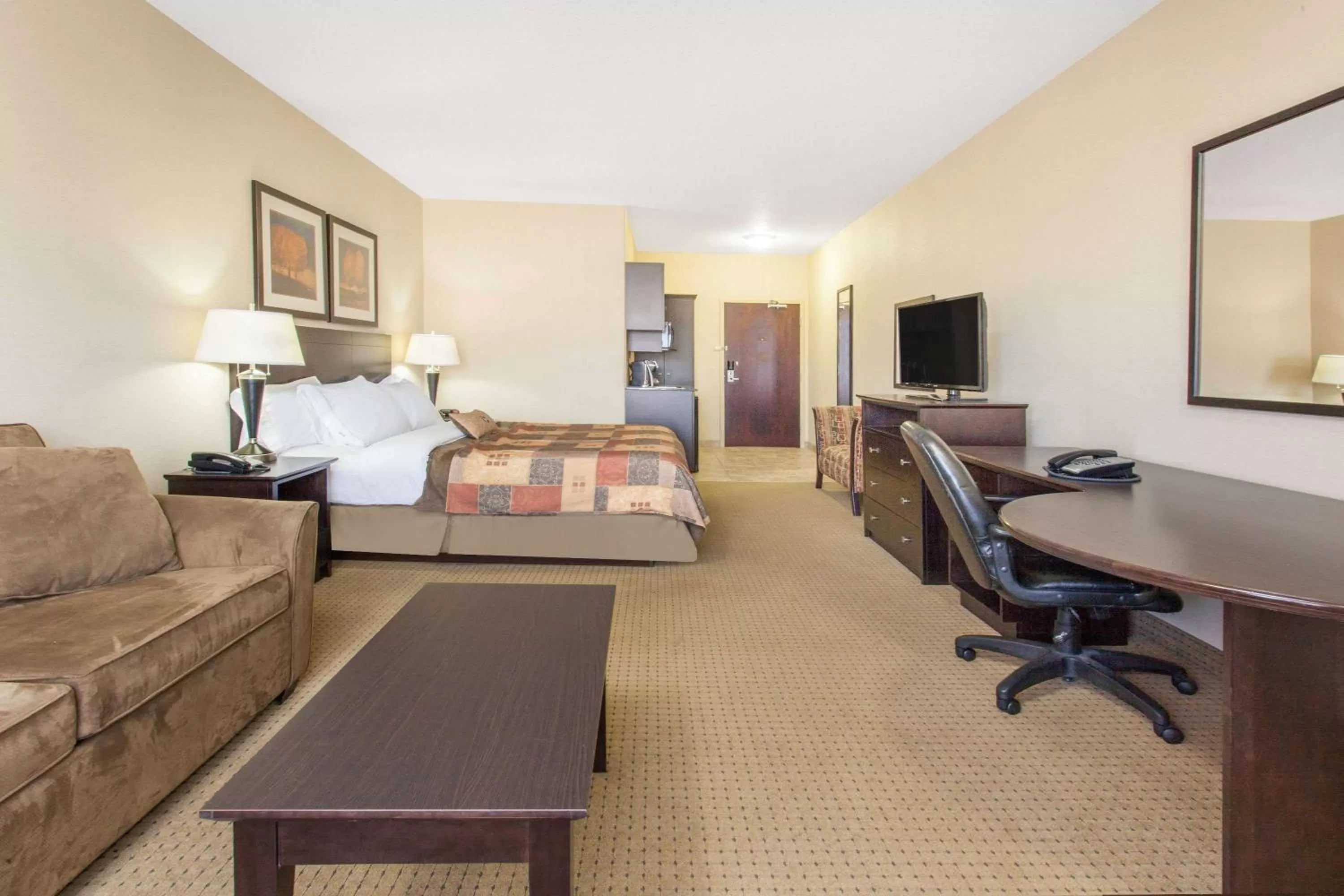 Photo of the whole room, Bed in Ramada by Wyndham Pincher Creek