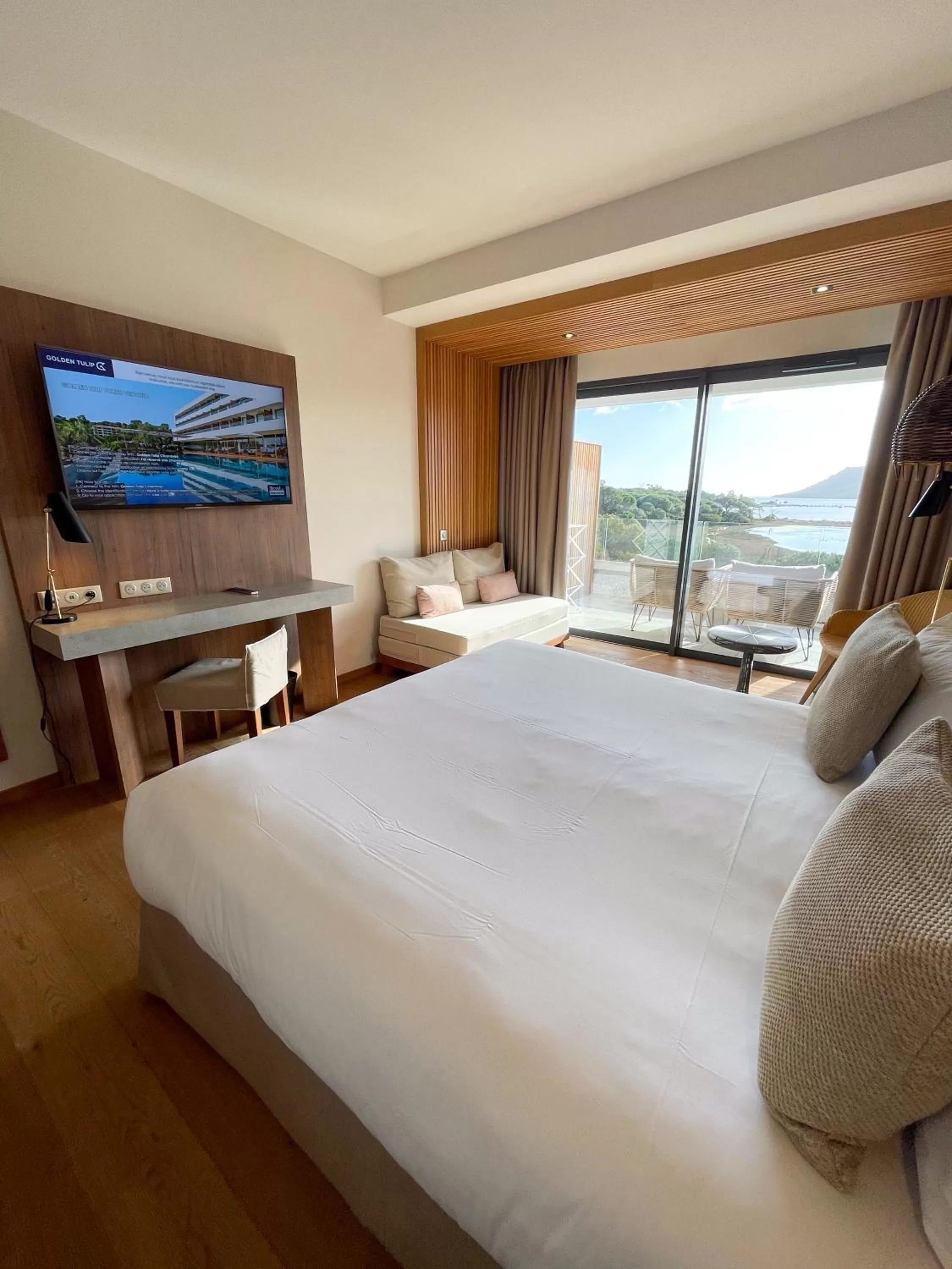 Photo of the whole room, Bed in Golden Tulip Porto-Vecchio