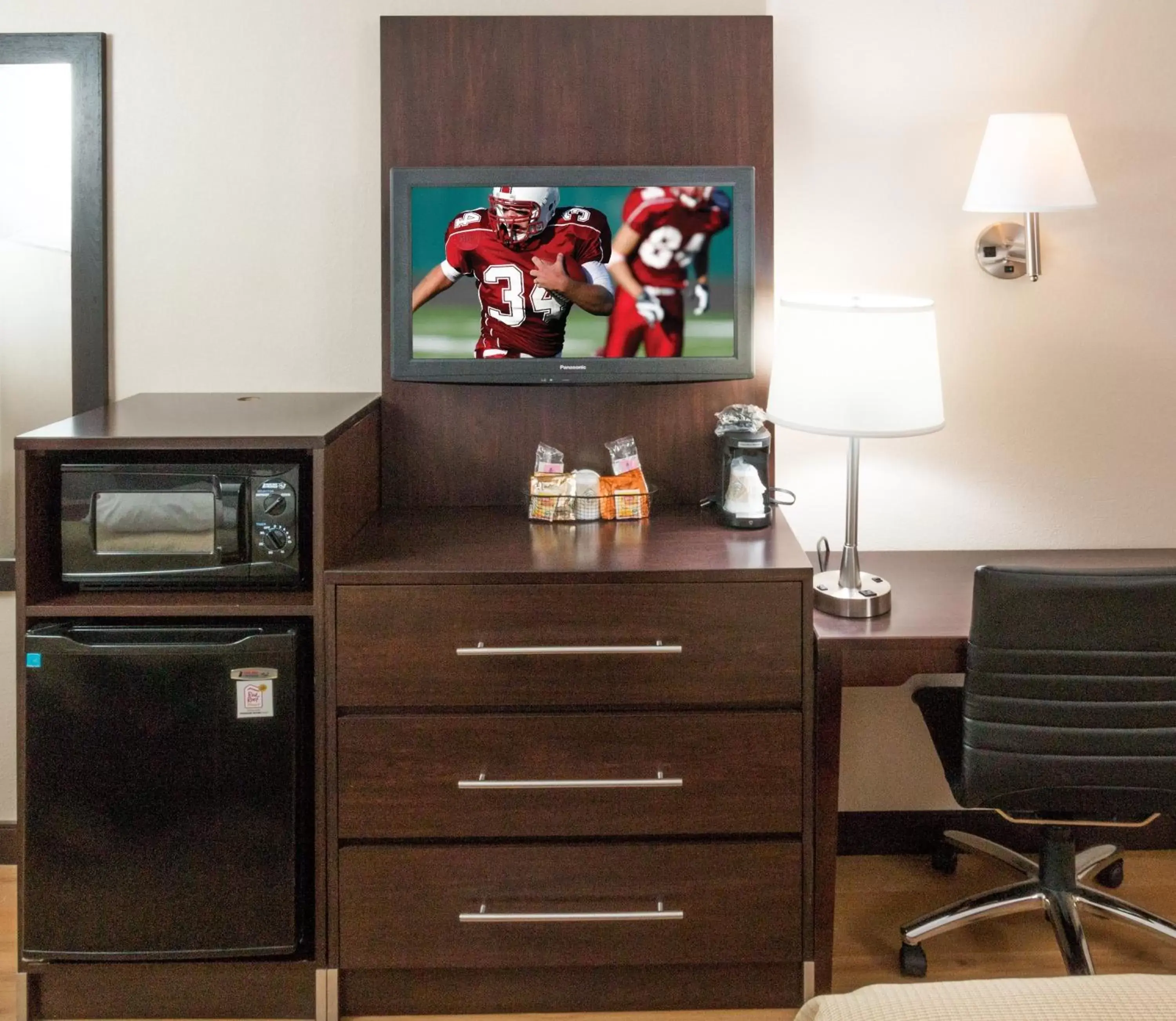 Premium Room with Two Double Beds Smoke Free (Upgraded Bedding & Snack) in Red Roof PLUS Washington DC - Oxon Hill Premium Room with Two Double Beds Smoke Free (Upgraded Bedding & Snack) in Red Roof PLUS Washington DC - Oxon Hill