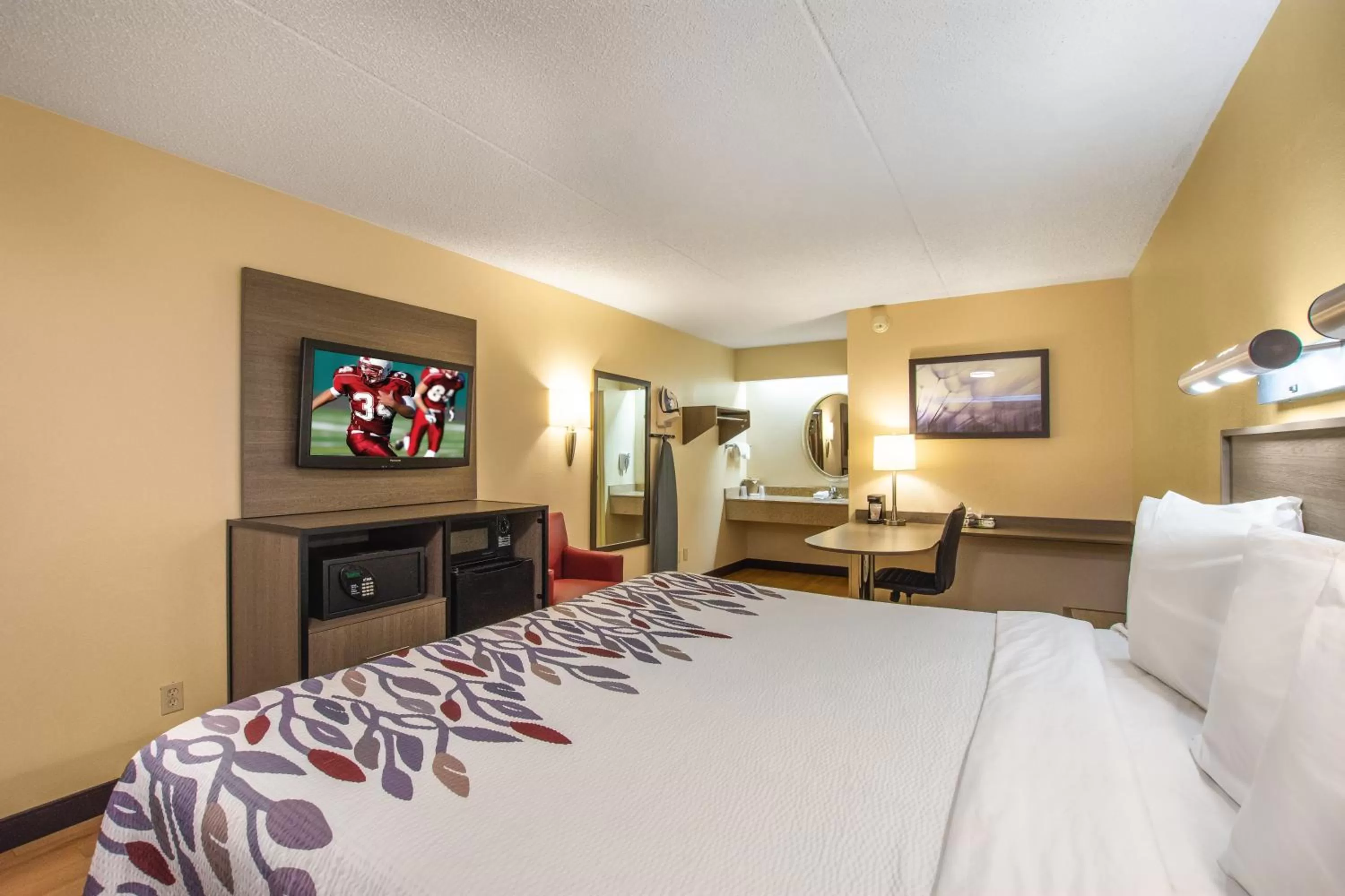 Photo of the whole room, Bed in Red Roof Inn Kalamazoo West - Western Michigan U