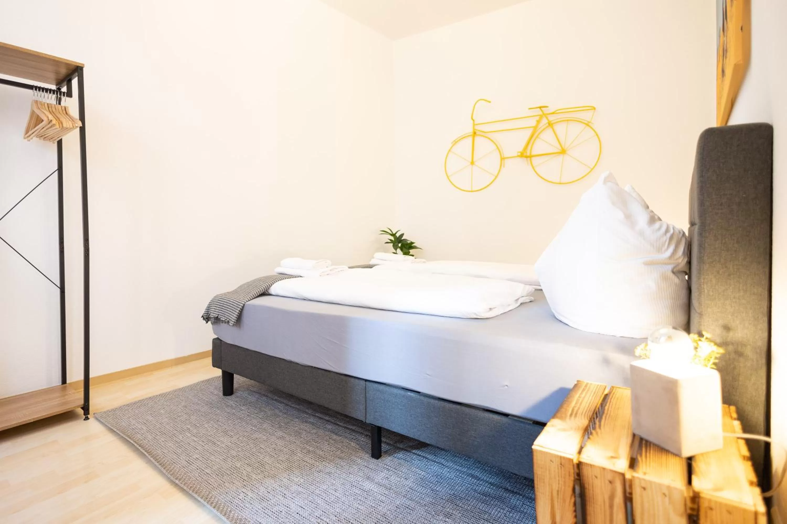 Bed, Bathroom in Ko-Living Space an der Oper - Street Art Design Apartments