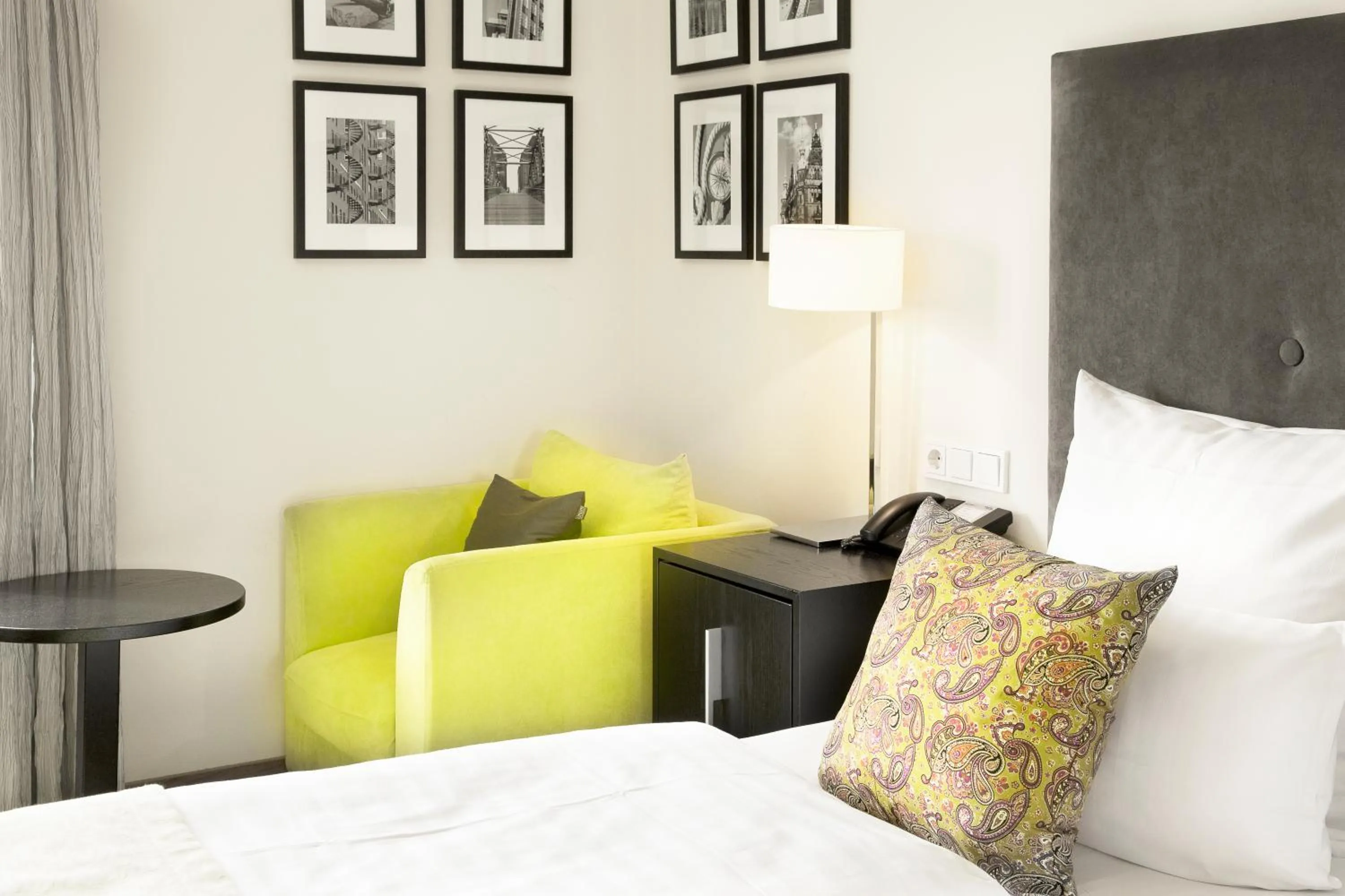 Photo of the whole room, Bed in Hotel Hamburger Hof