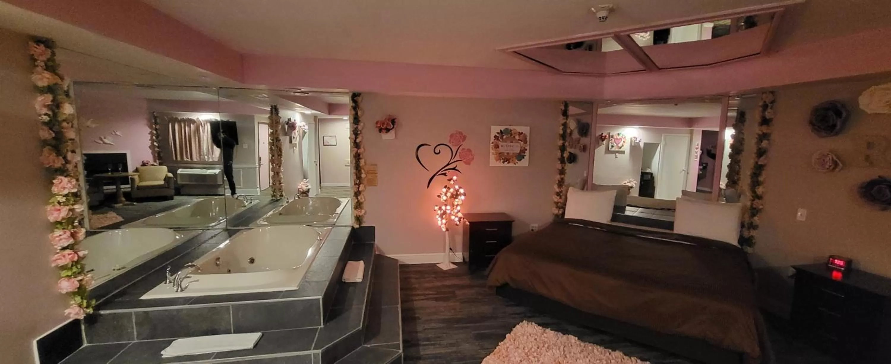 Photo of the whole room, Bed in Inn of the Dove Harrisburg-Hershey Romantic Suites