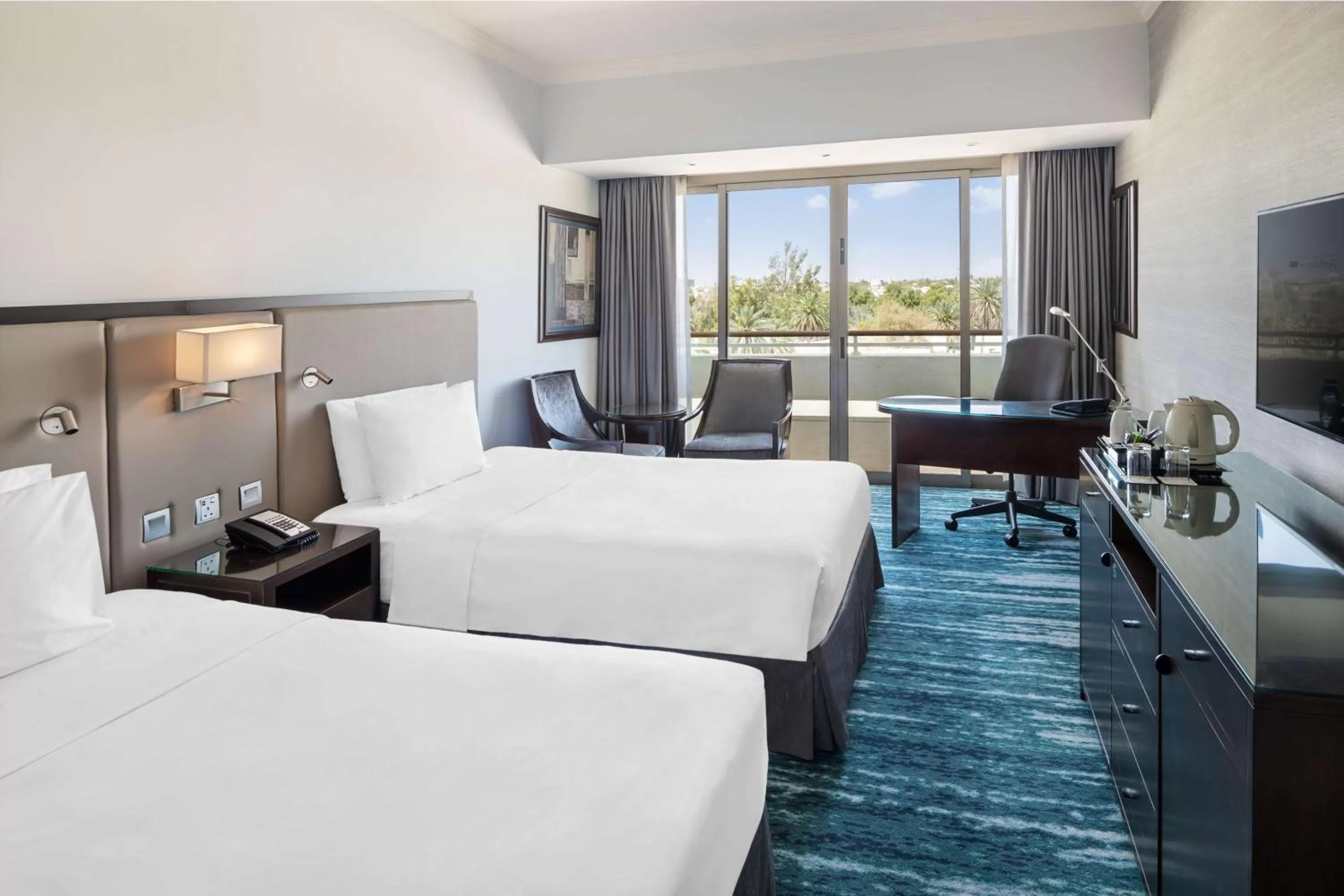 TV and multimedia, Bed in Radisson Blu Hotel & Resort, Al Ain