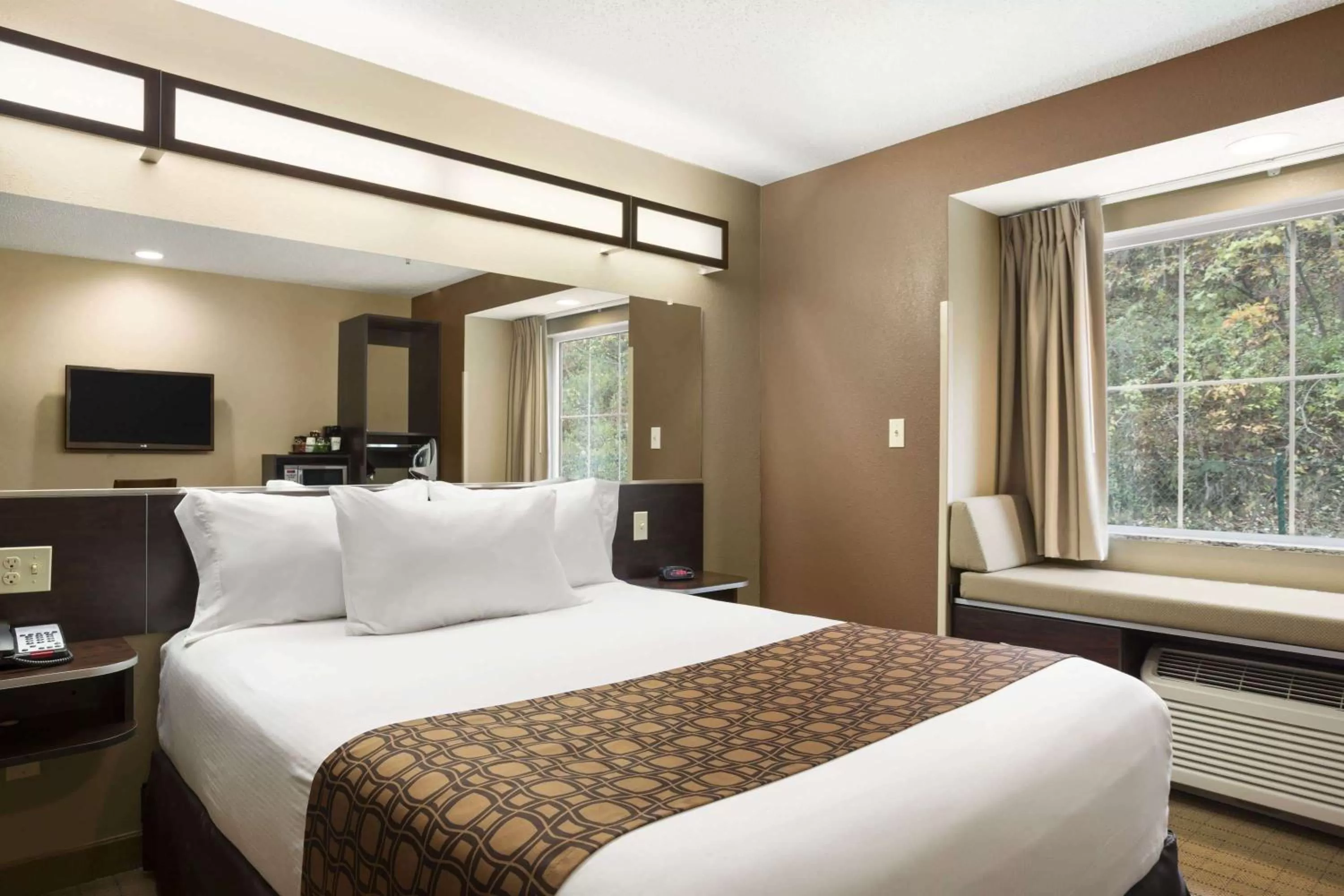 Queen Room - Disability Access- Non-Smoking in Microtel Inn & Suites by Wyndham Cambridge