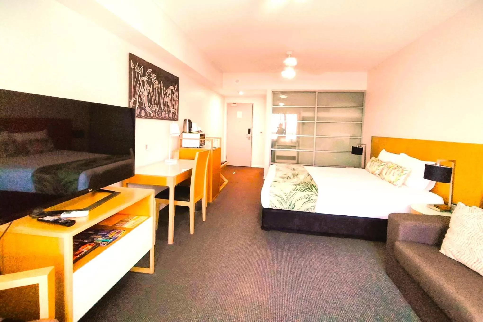 Photo of the whole room, Bed in Darwin Harbour Suites