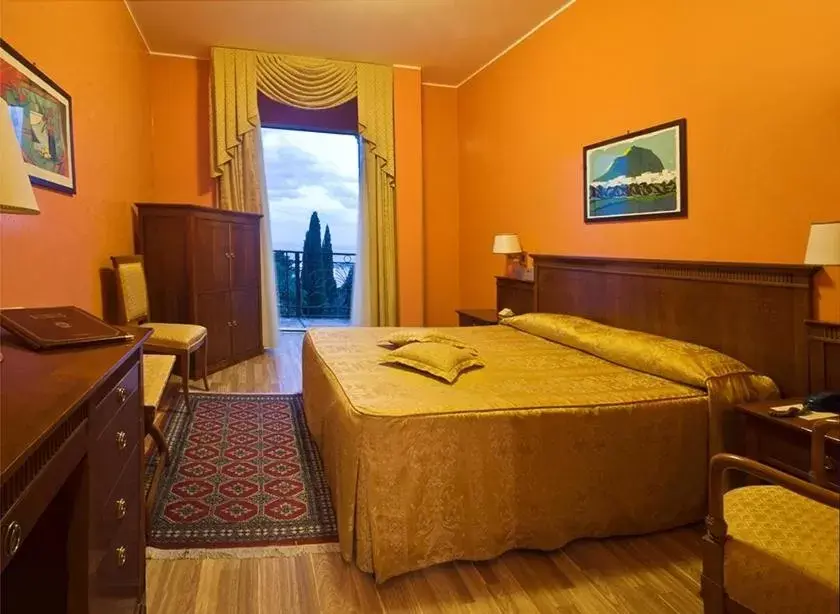 Deluxe Double Room with Sea View in Excelsior Palace Hotel Deluxe Double Room with Sea View in Excelsior Palace Hotel