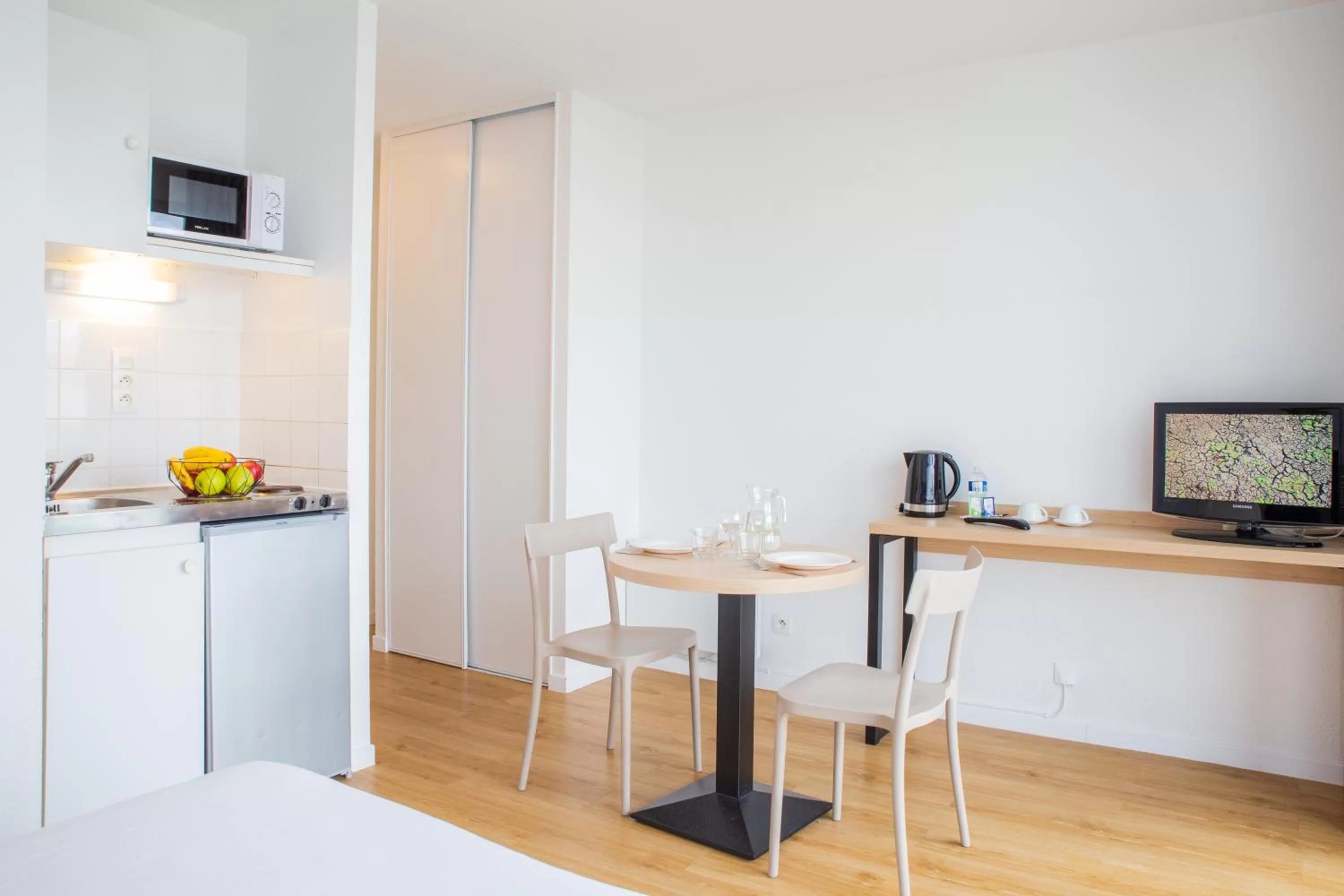 Kitchen or kitchenette in Comfort Aparthotel Le Mans