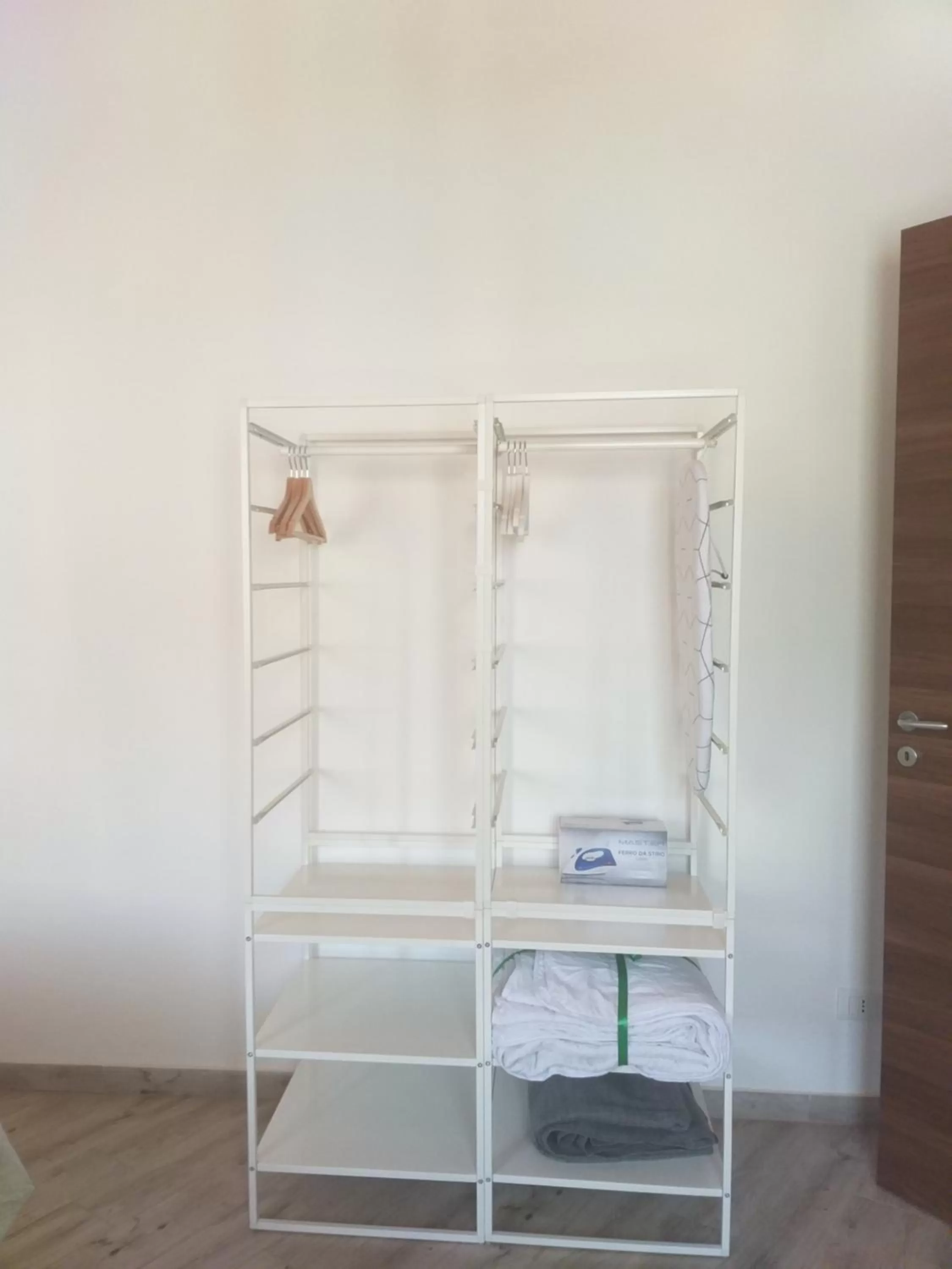 wardrobe, Bed in Enzo'S Suite