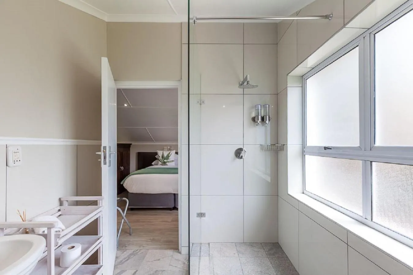 Bathroom, Bed in Blue Bay Lodge