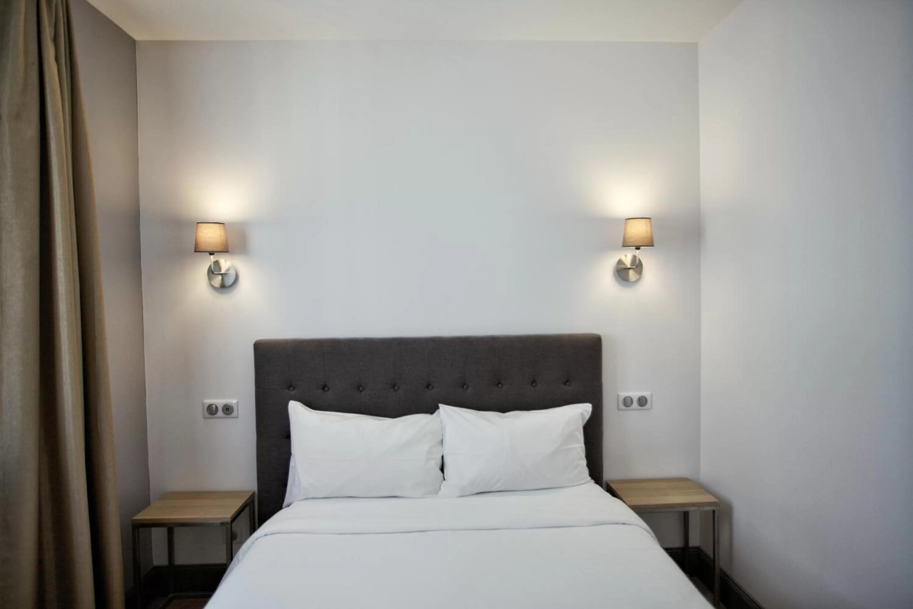 Photo of the whole room, Bed in Hôtel Henri IV