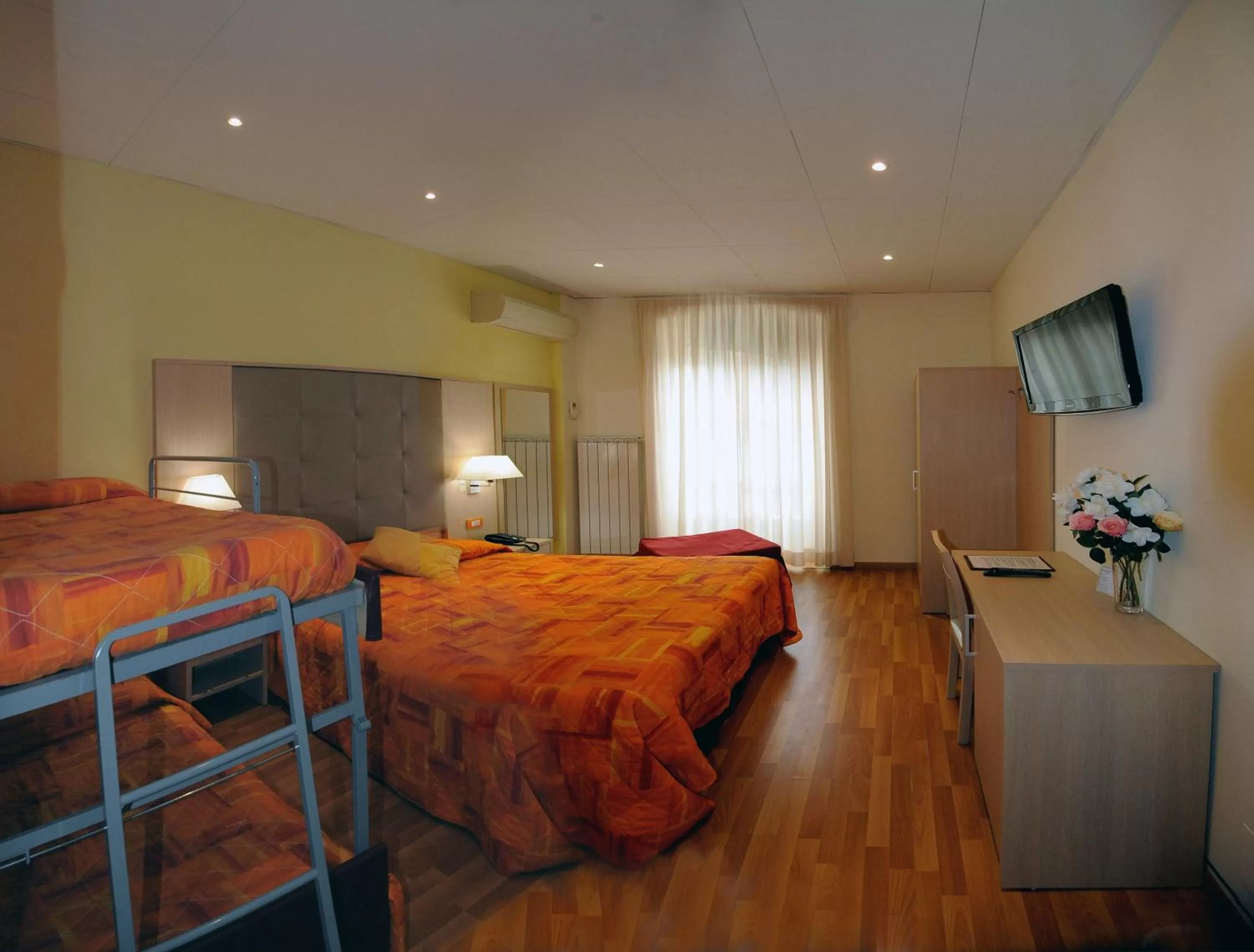 Photo of the whole room, Bed in Hotel Alexander & Spa