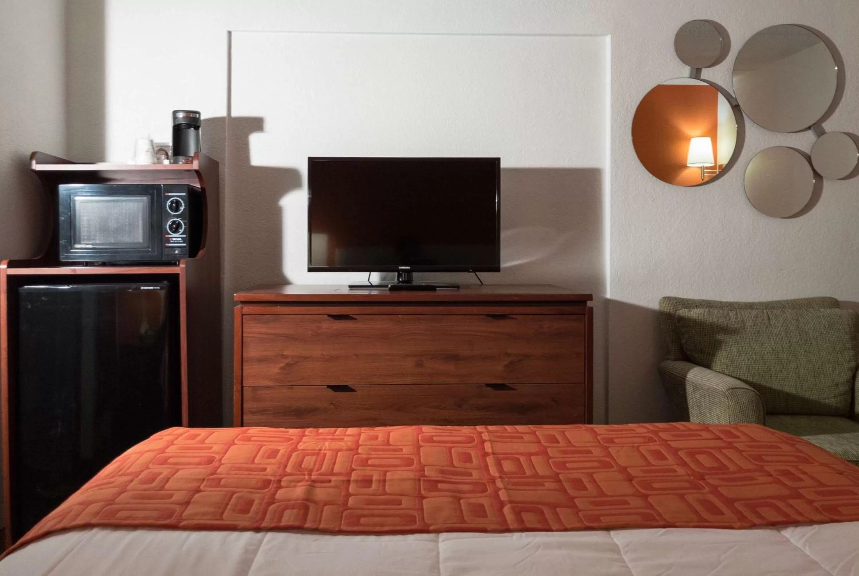 Photo of the whole room, Bed in Howard Johnson by Wyndham Waukegan Great Lakes