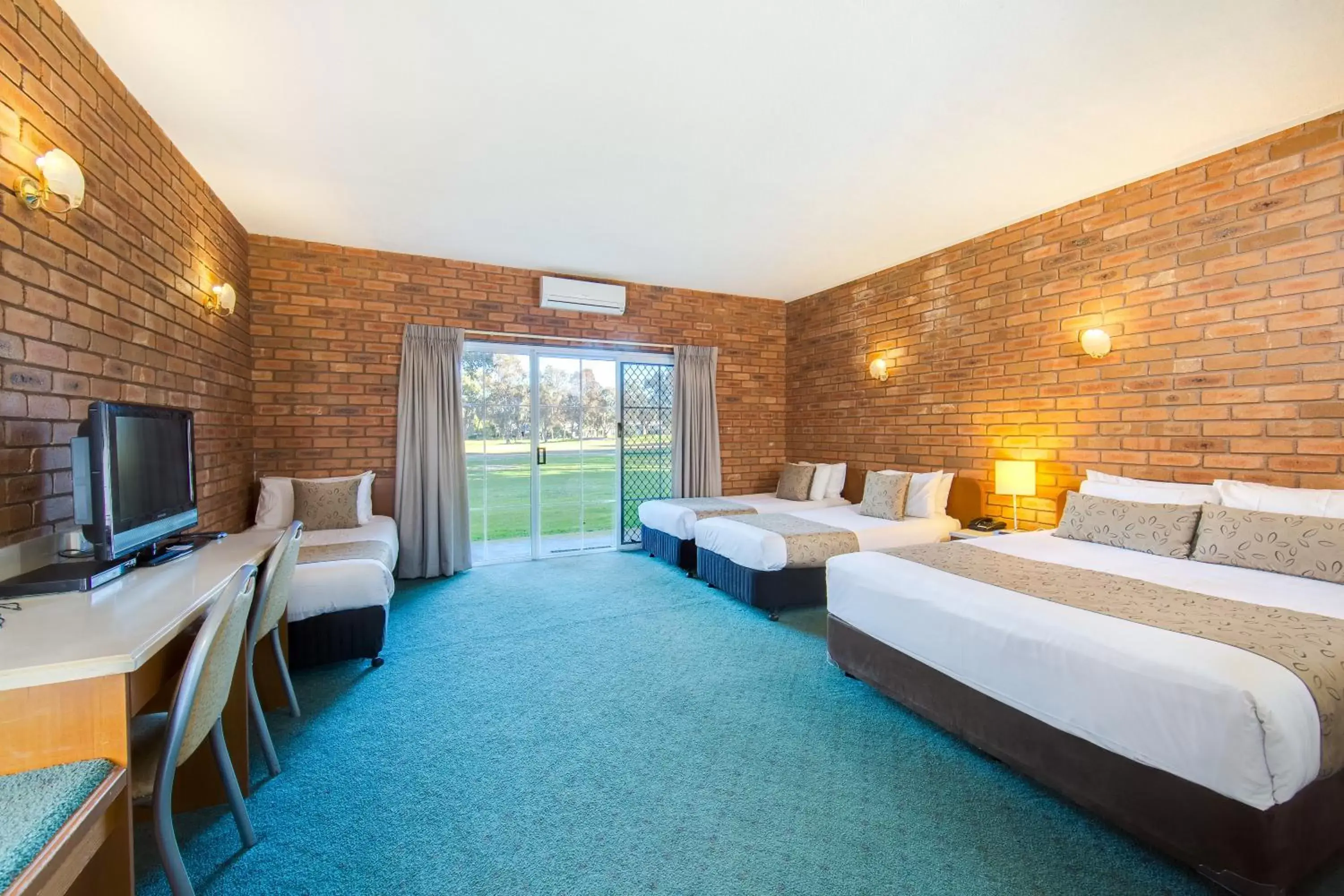 Deluxe Double or Twin Room in Thurgoona Country Club Resort Deluxe Double or Twin Room in Thurgoona Country Club Resort