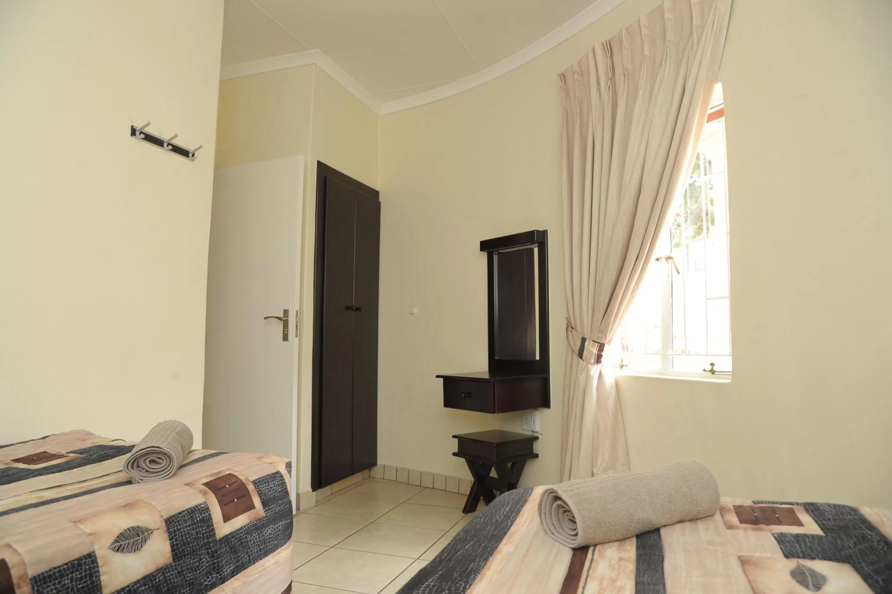 Bed, TV/Entertainment Center in ATKV Buffelspoort