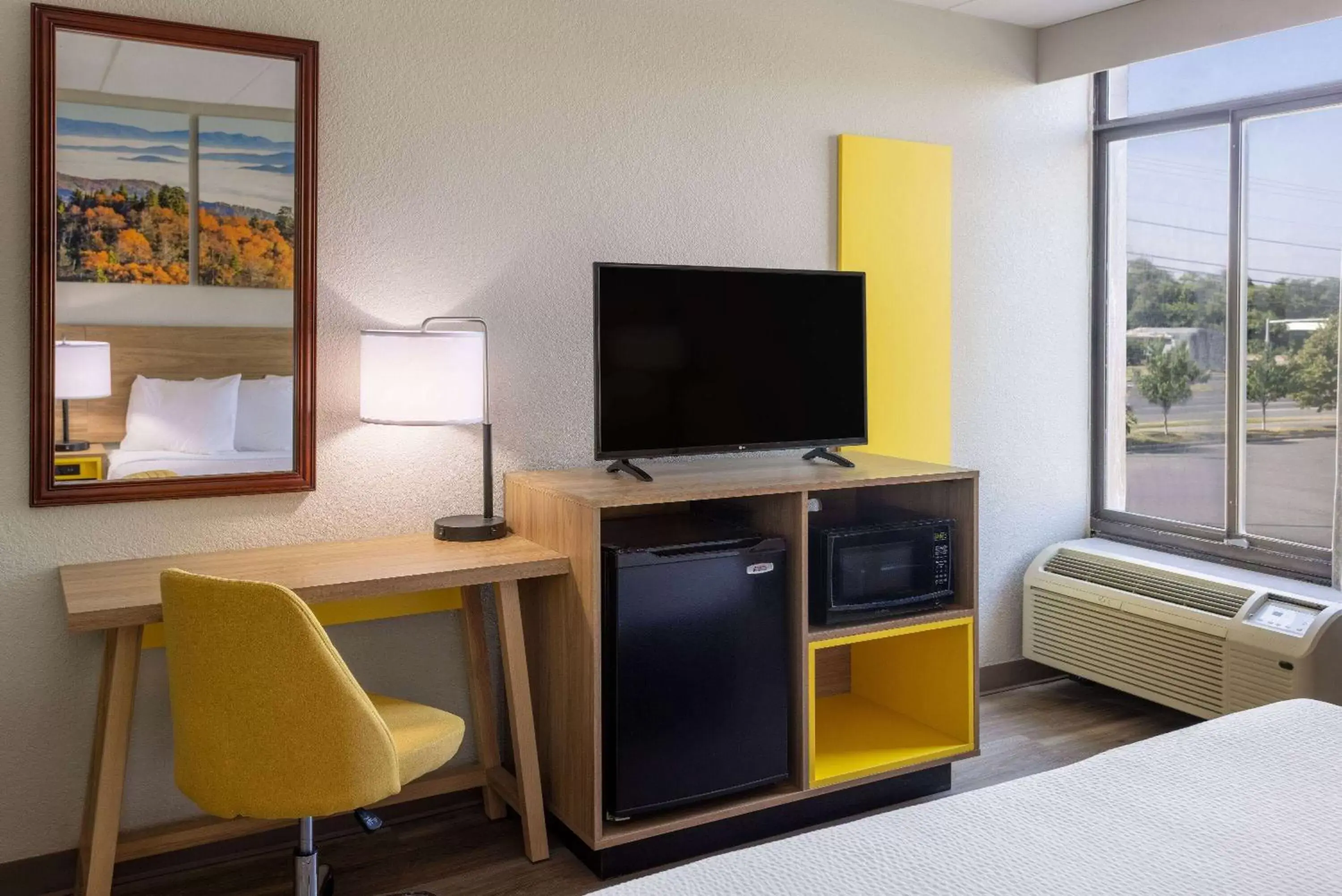 Double Room with Two Double Beds - Mobility Access/Non-Smoking in Days Inn by Wyndham Winchester Double Room with Two Double Beds - Mobility Access/Non-Smoking in Days Inn by Wyndham Winchester