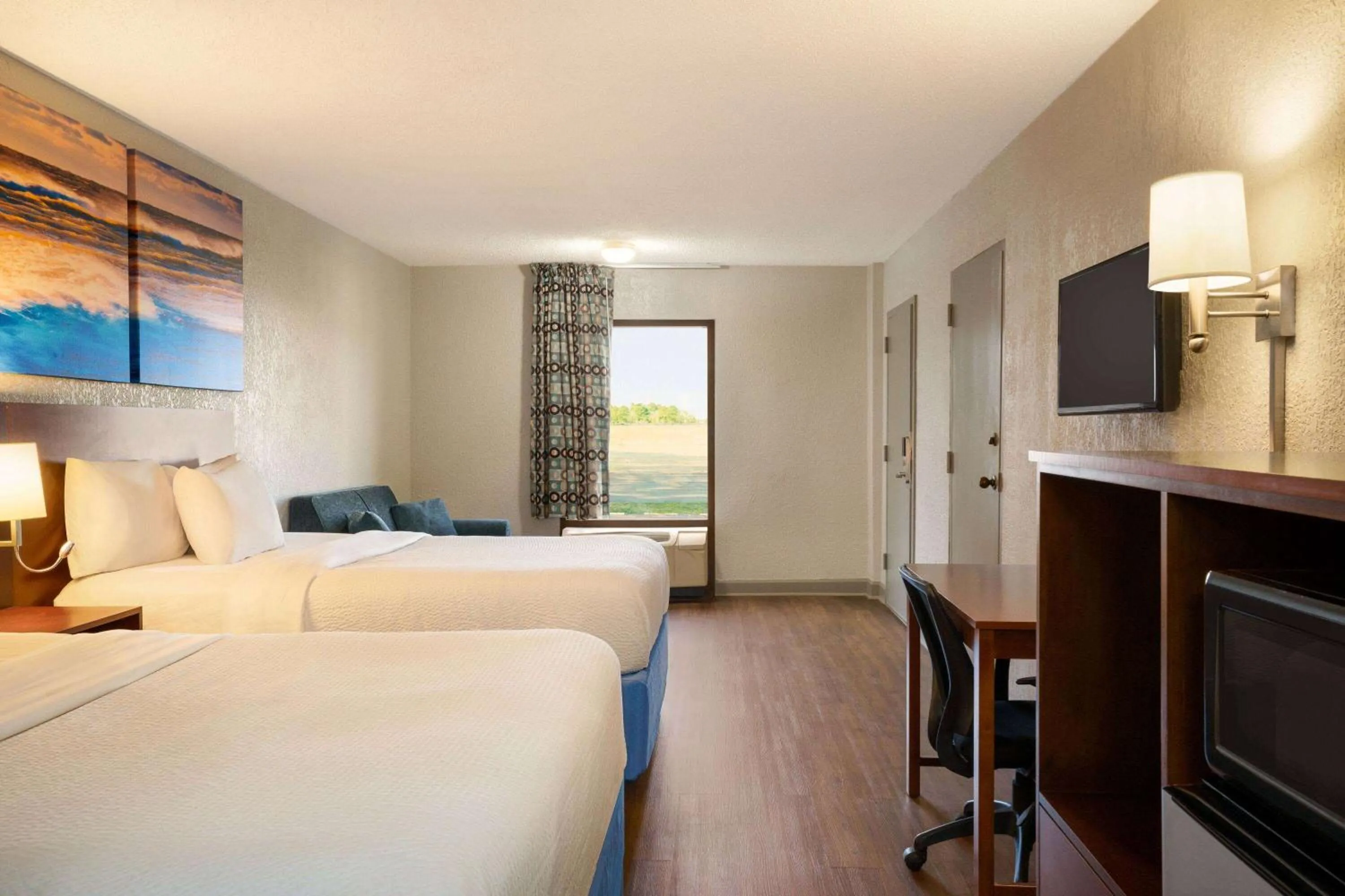 Photo of the whole room, Bed in Days Inn by Wyndham Dillon