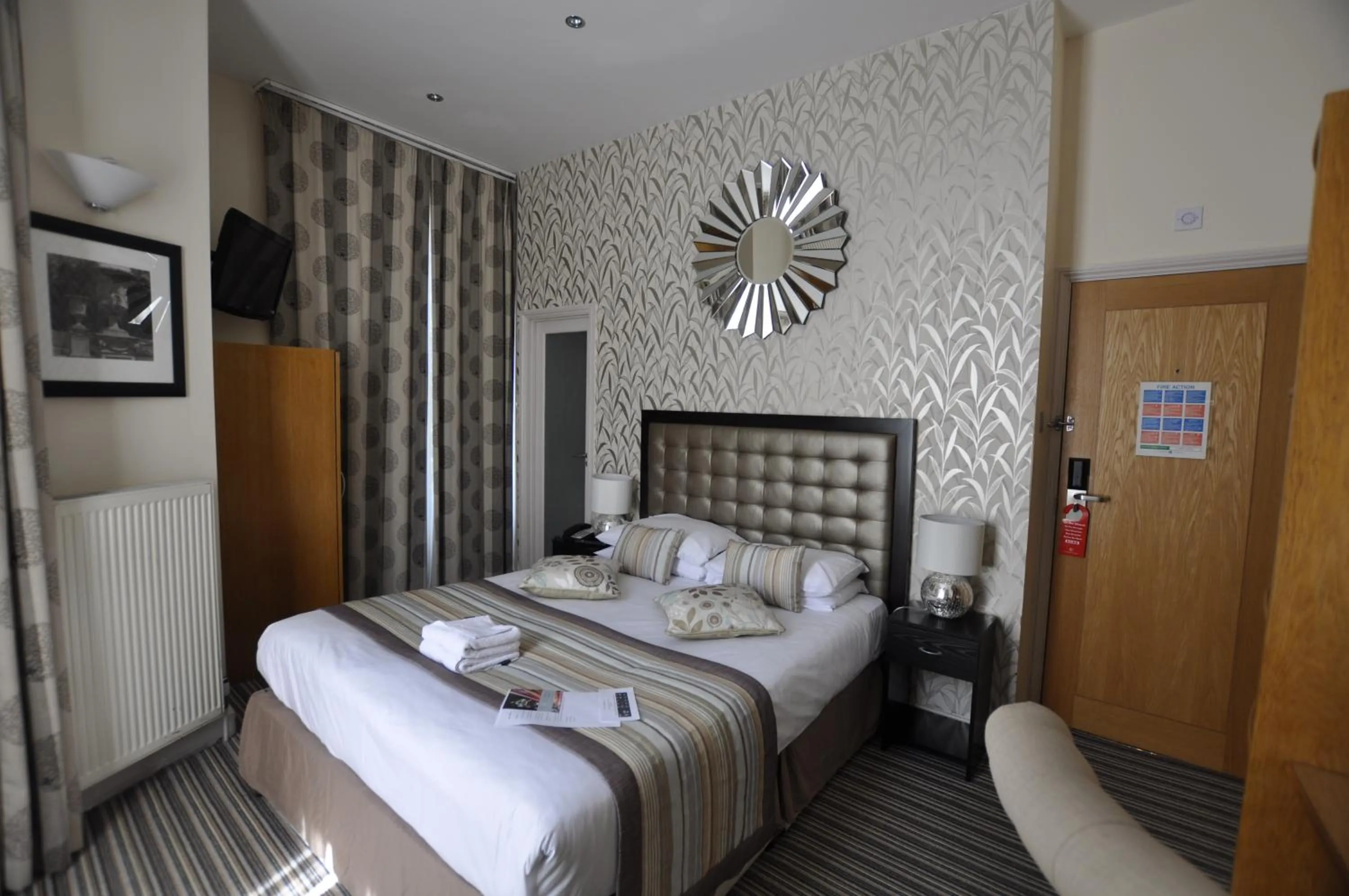 Photo of the whole room, Bed in Duke Of Leinster Hotel