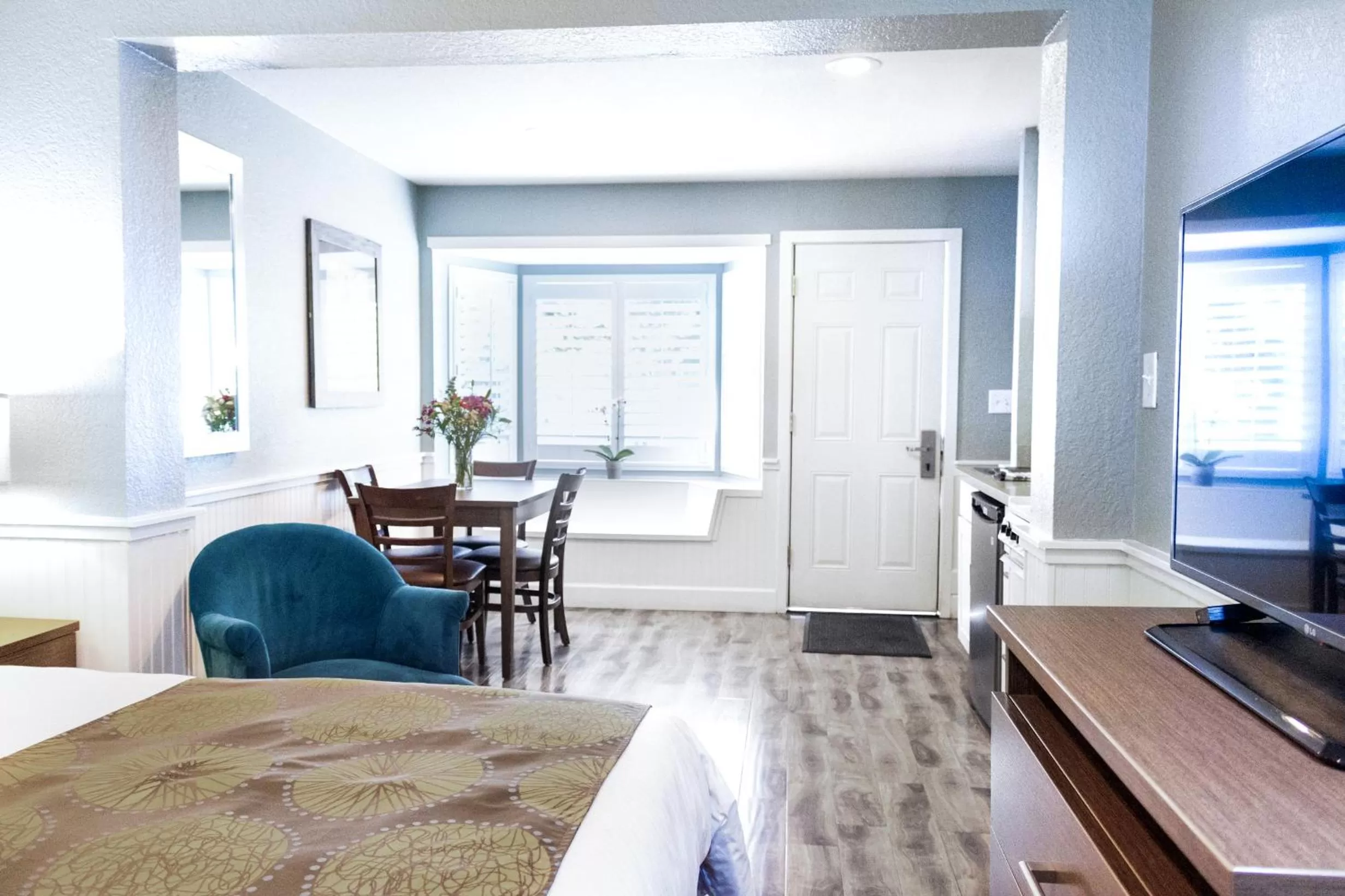 Photo of the whole room, Bed in Ocean Echo Inn & Beach Cottages