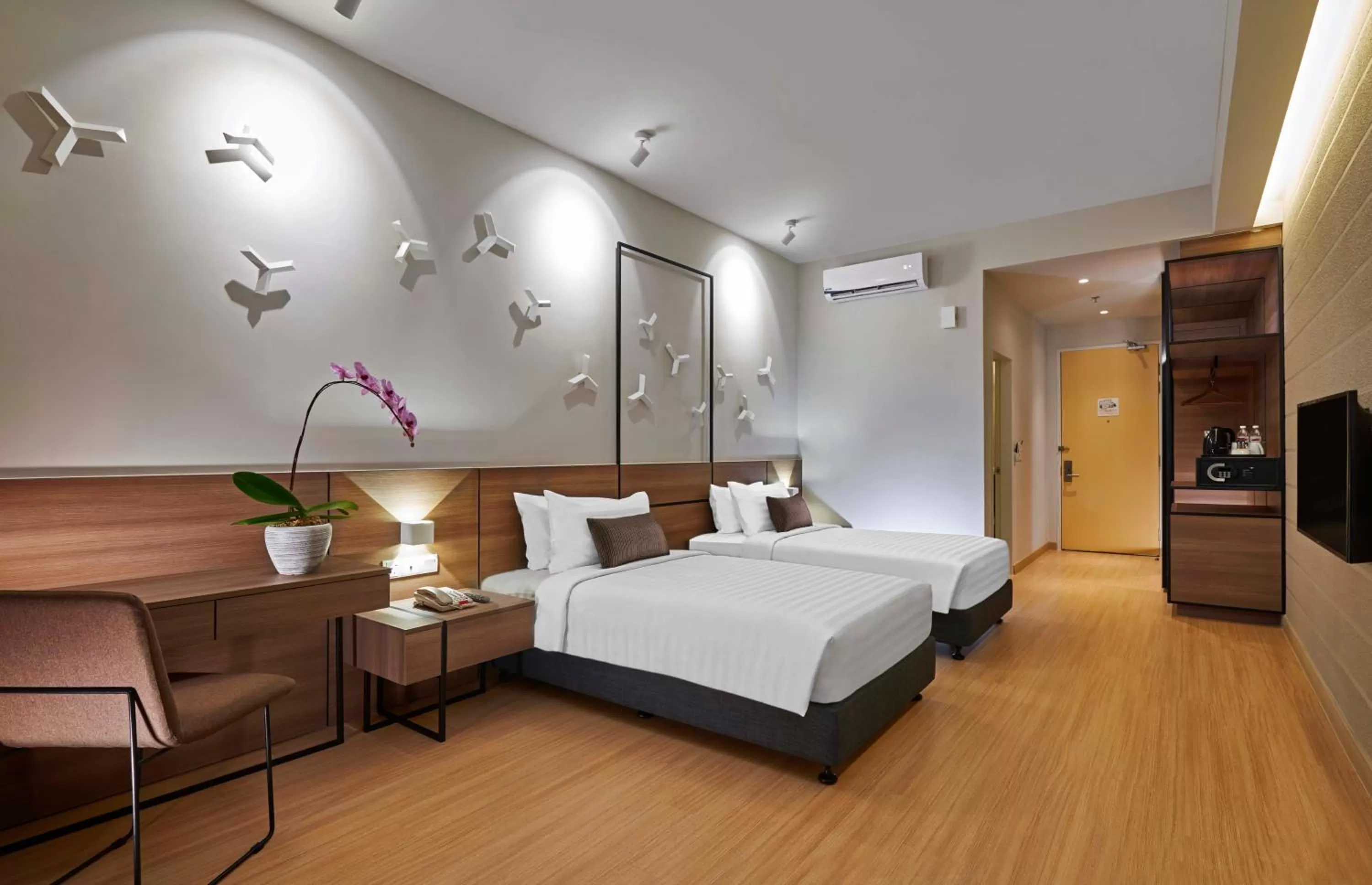 Photo of the whole room, Bed in Swiss-Garden Hotel & Residences, Genting Highlands