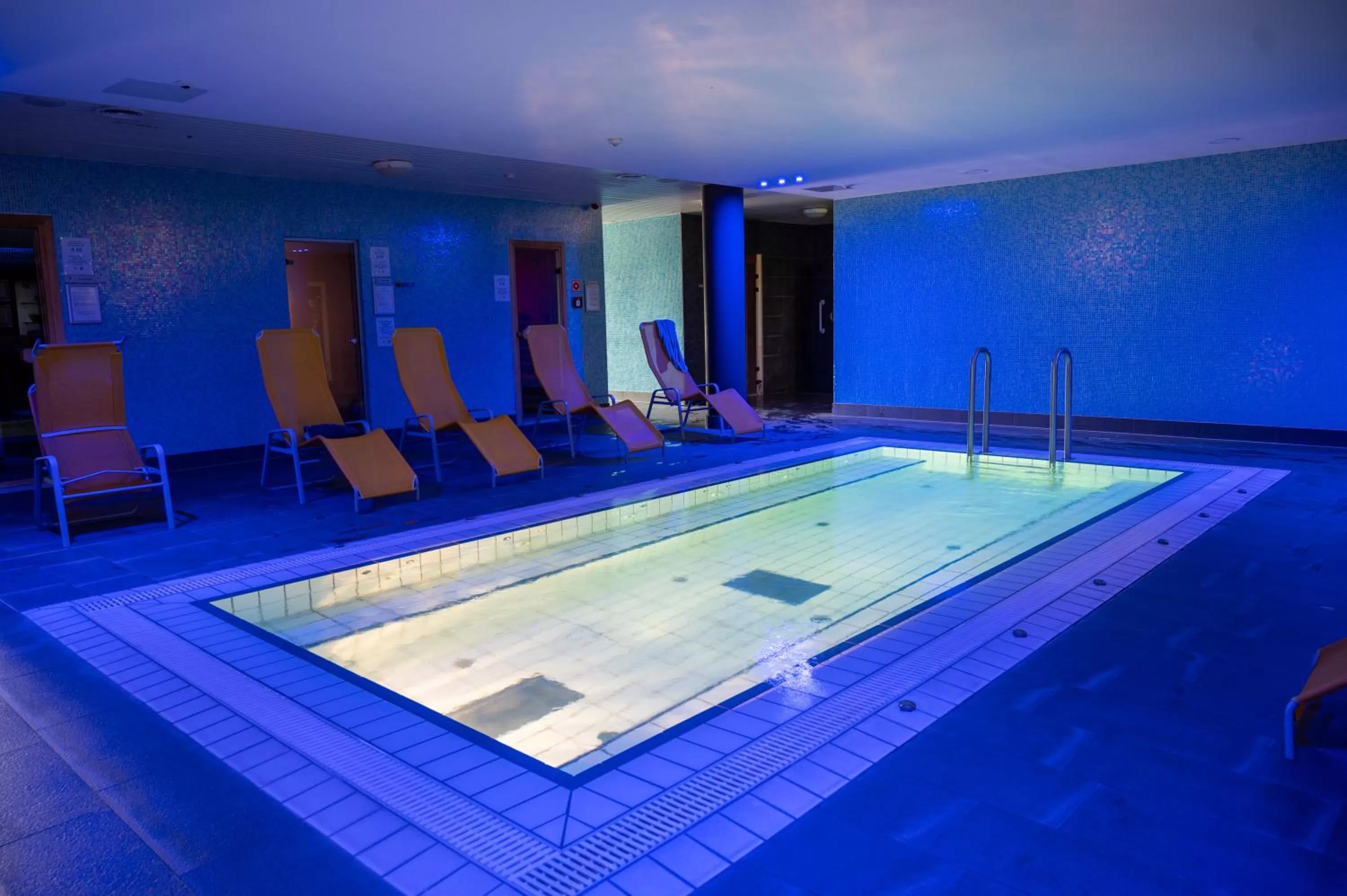 Hot Tub, Swimming Pool in Aqua Hotel