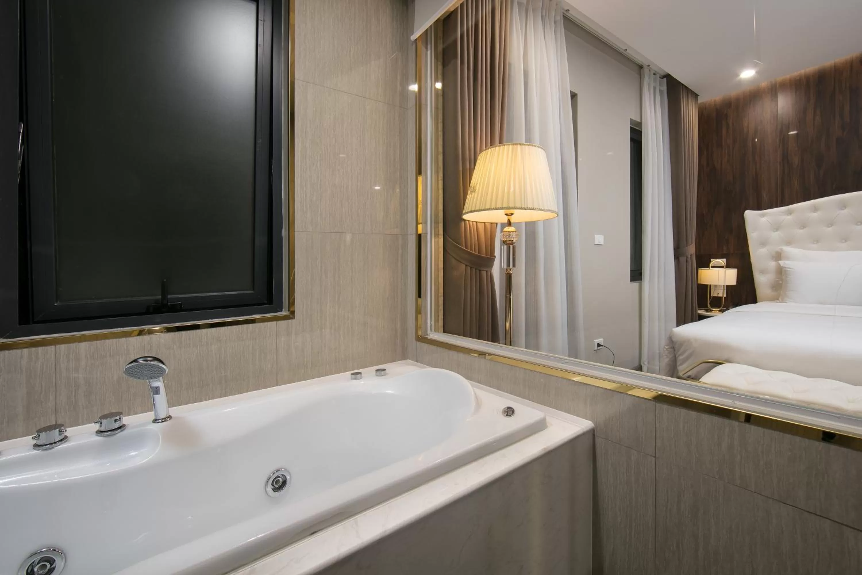 Shower, Bed in Hanoi L'Heritage Diamond Hotel & Spa