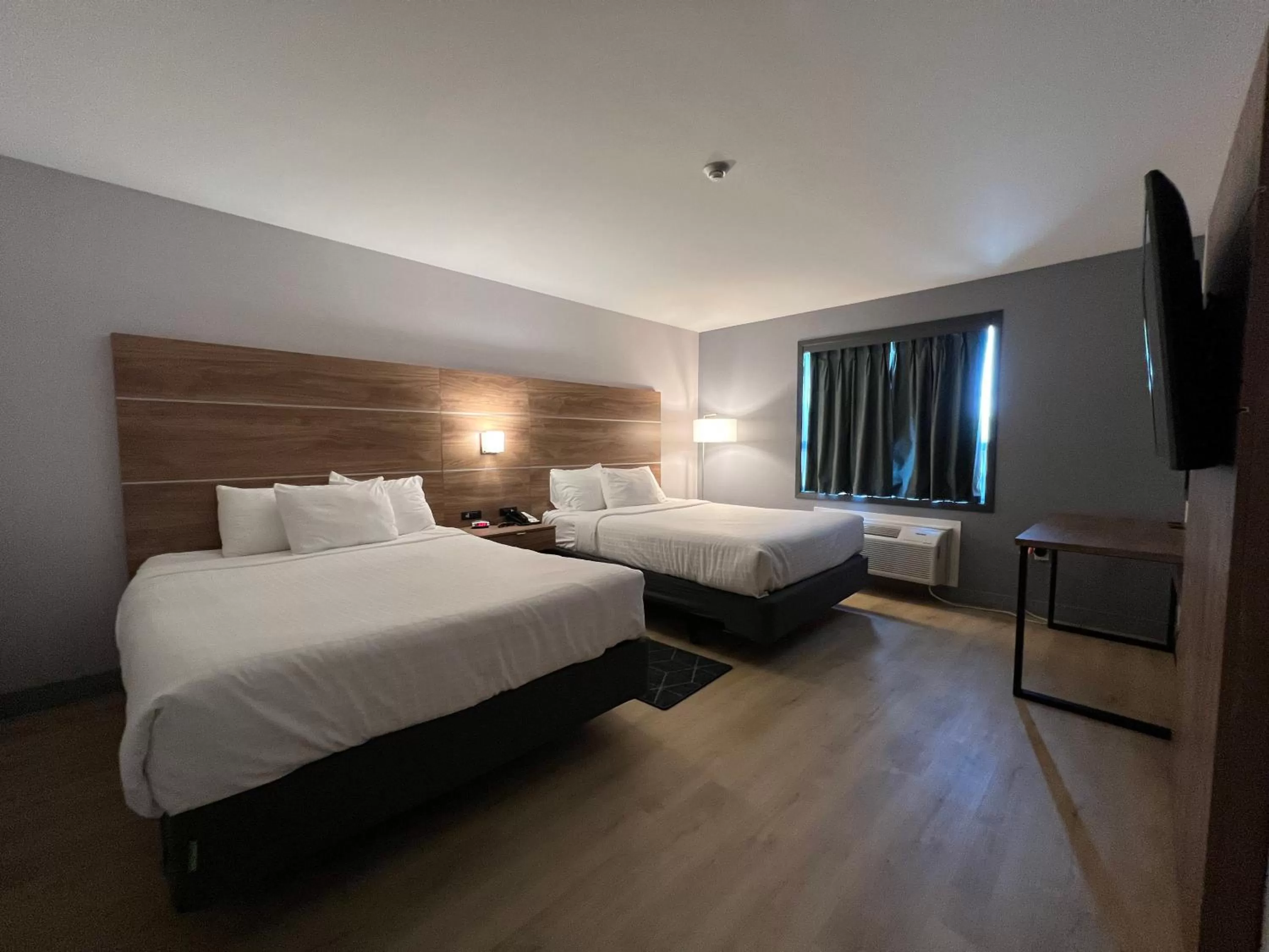 Photo of the whole room, Bed in Super 8 by Wyndham Cornwall ON