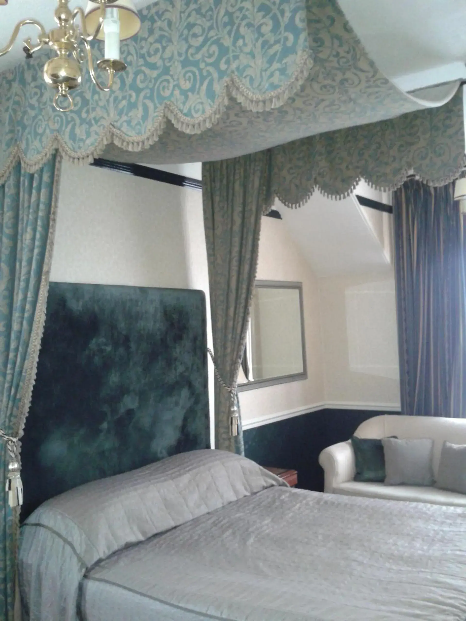 Superior Room in Regency Hotel Superior Room in Regency Hotel