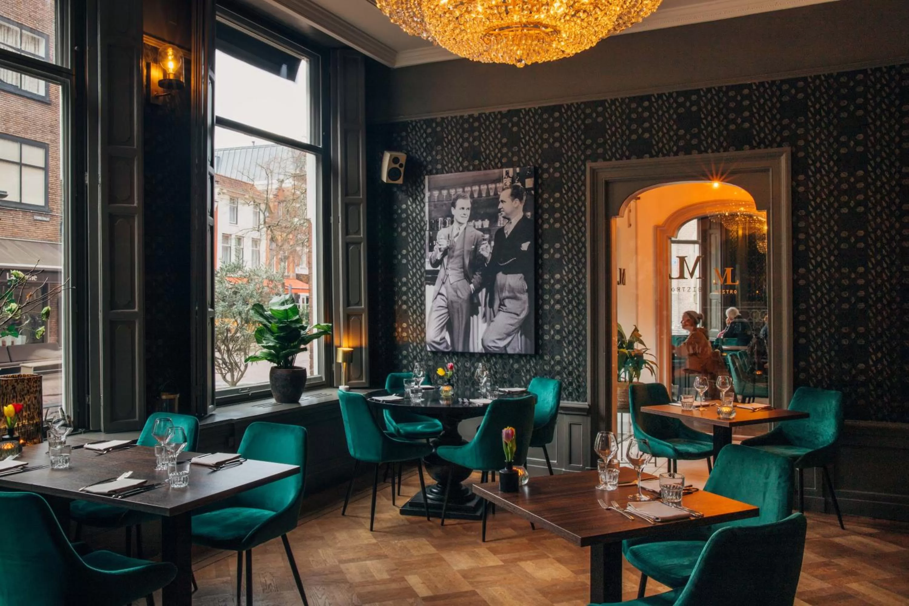 Restaurant/places to eat in Hotel ML