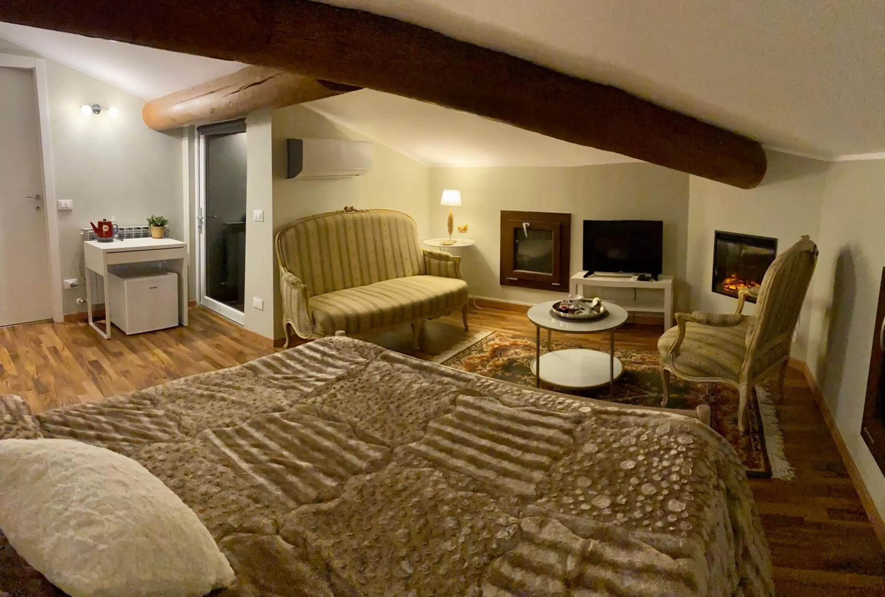 Photo of the whole room, Seating Area in La Casa Di Campagna Sul Garda