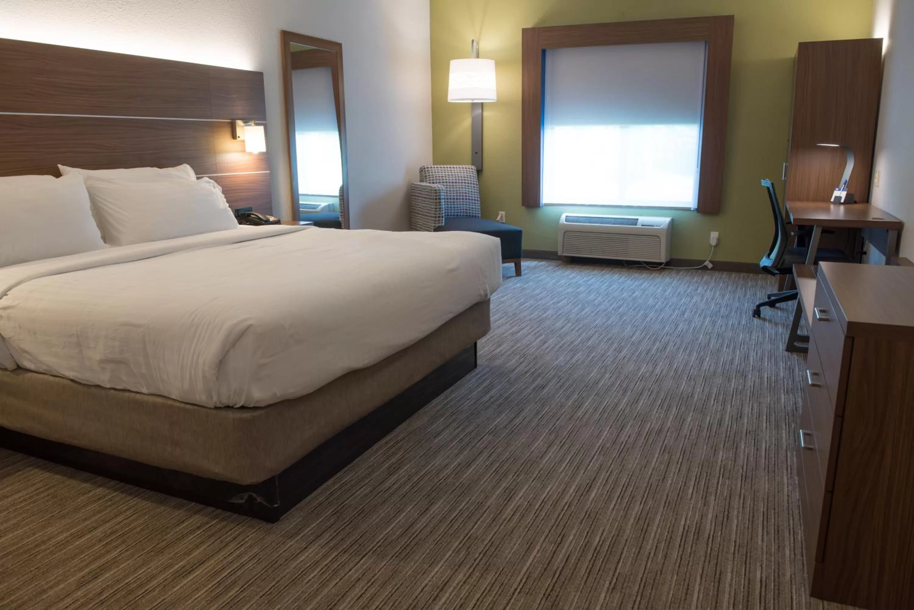 Photo of the whole room, Bed in Holiday Inn Express Hotel & Suites Elkhart-South by IHG