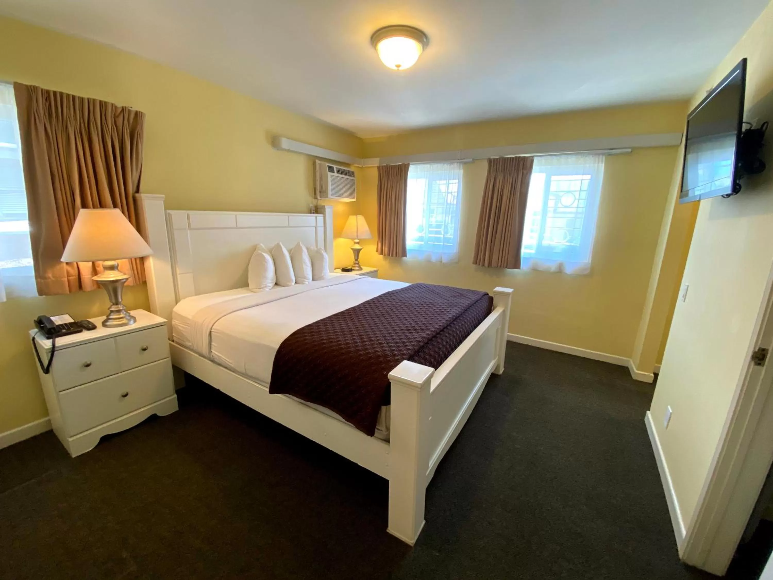 Bed in Hollywood Celebrity Hotel