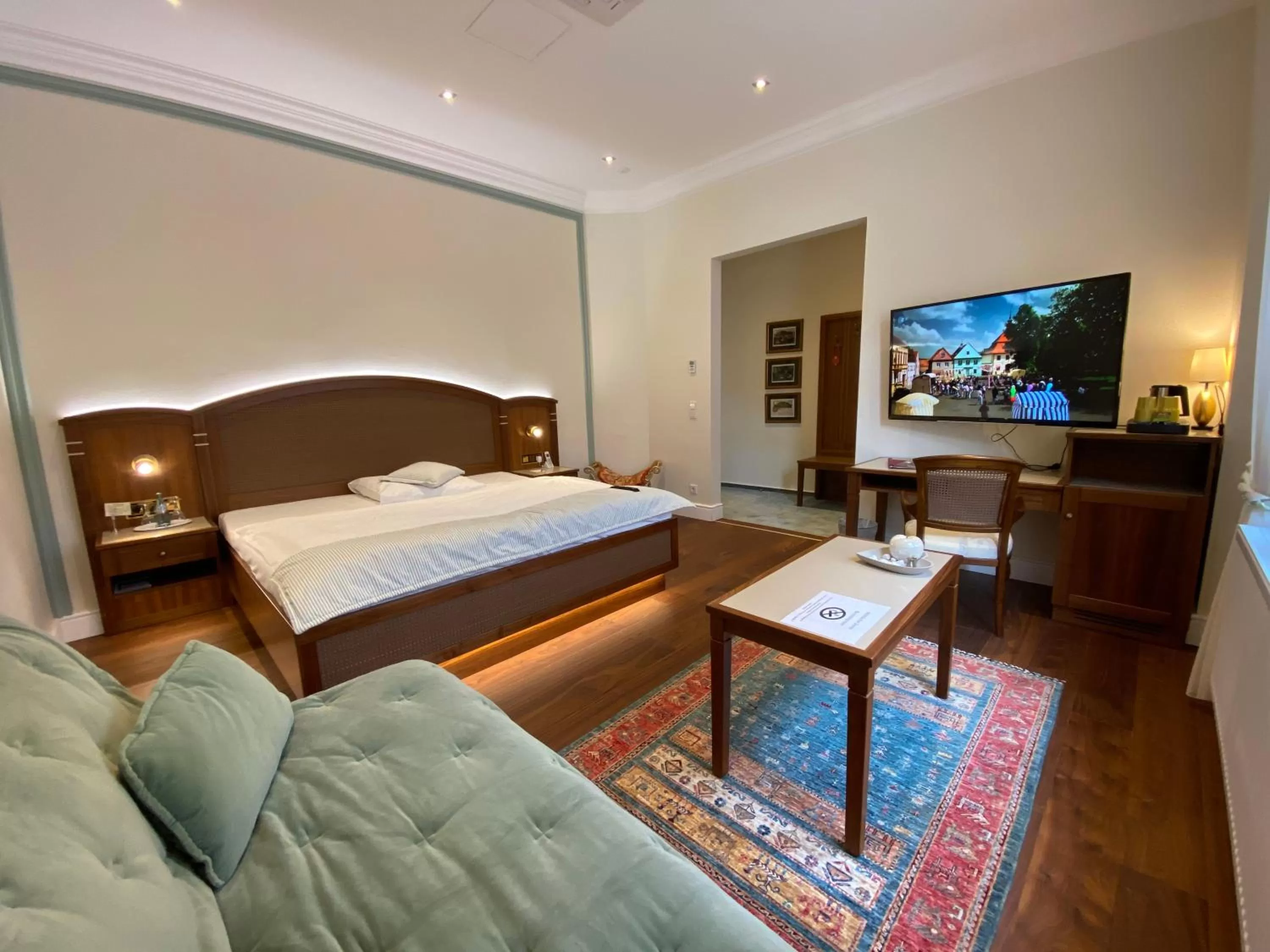 Communal lounge/ TV room, Bed in Hotel Hessischer Hof