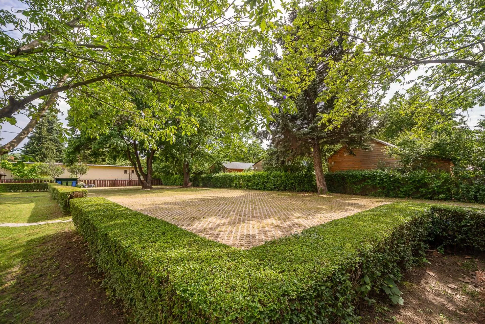 Parking, Garden in Nefelejcs Hotel