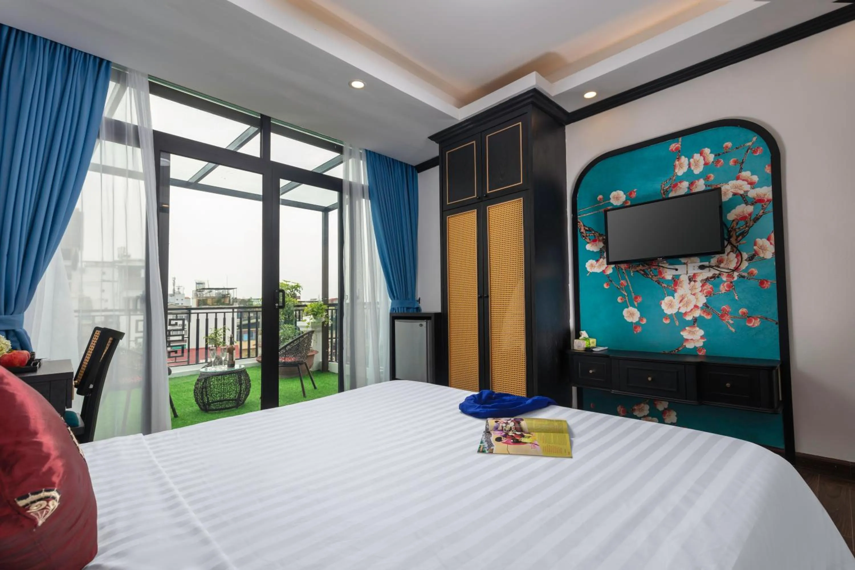 Photo of the whole room, Bed in Queen Light Hotel - Ha Noi Old Quater