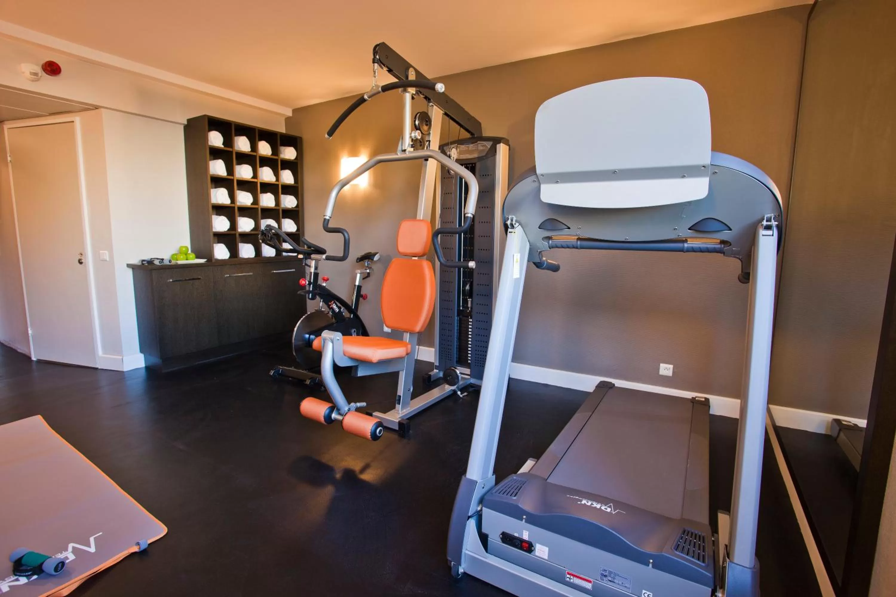 Fitness centre/facilities in Aiden by Best Western Paris Roissy CDG