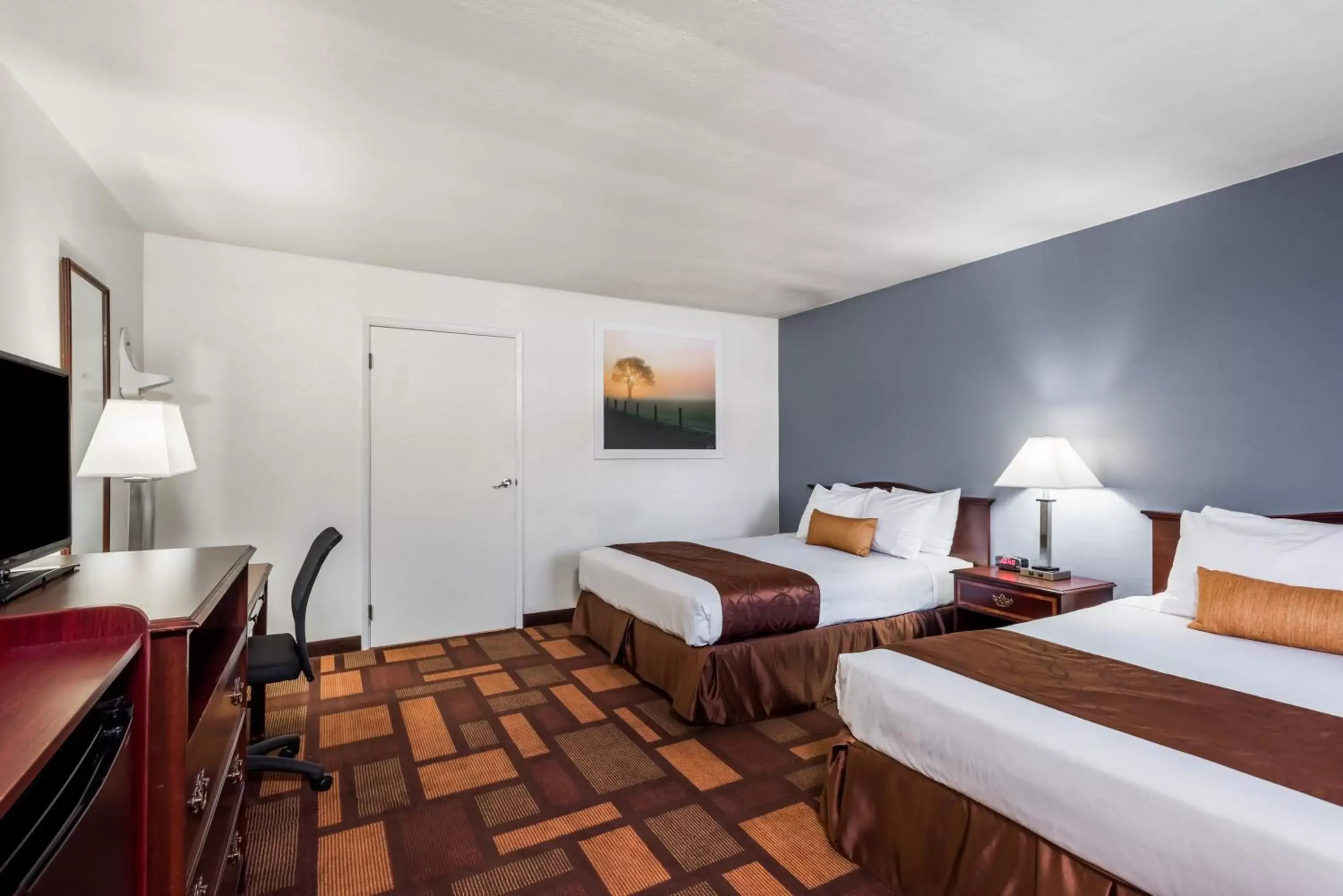 Queen Room with Two Queen Beds and Mobility/Hearing Access - Non-Smoking in Days Inn & Suites by Wyndham Lodi Queen Room with Two Queen Beds and Mobility/Hearing Access - Non-Smoking in Days Inn & Suites by Wyndham Lodi