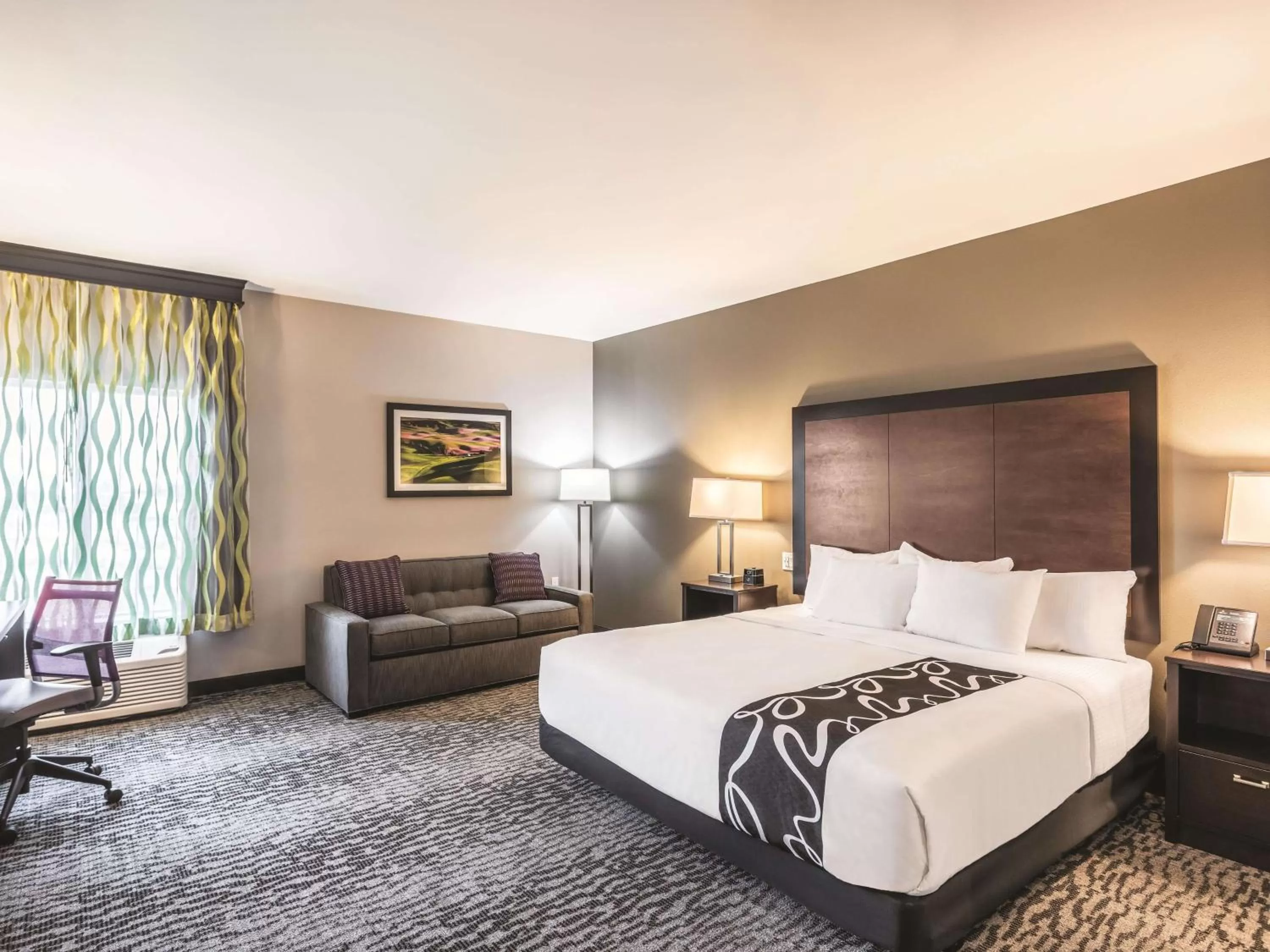 Photo of the whole room, Bed in La Quinta Inn & Suites by Wyndham Walla Walla