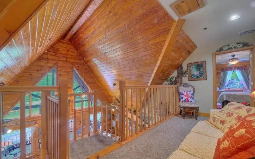 Family Room with Lake View in Cabin On The Lake Family Room with Lake View in Cabin On The Lake
