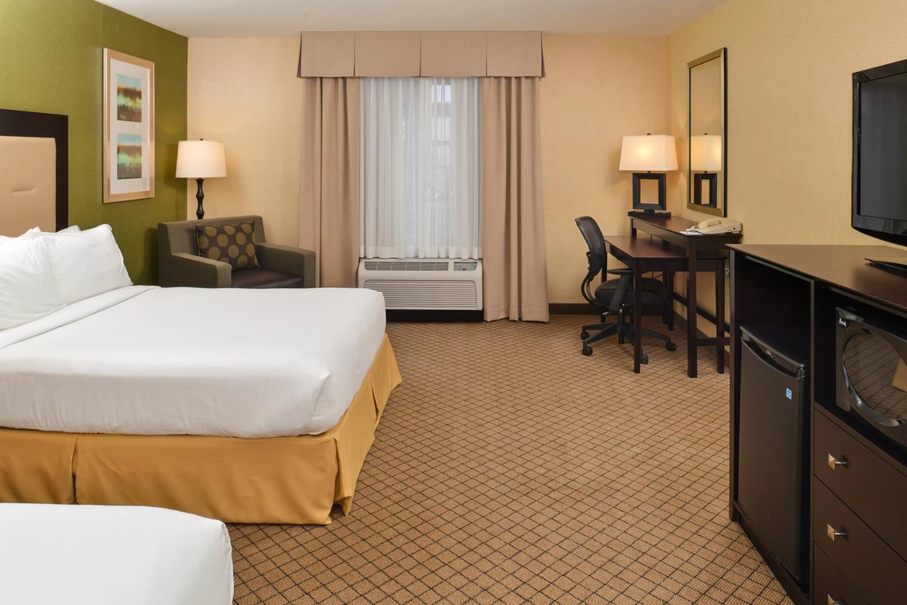 Photo of the whole room, Bed in Holiday Inn Express Woodland by IHG