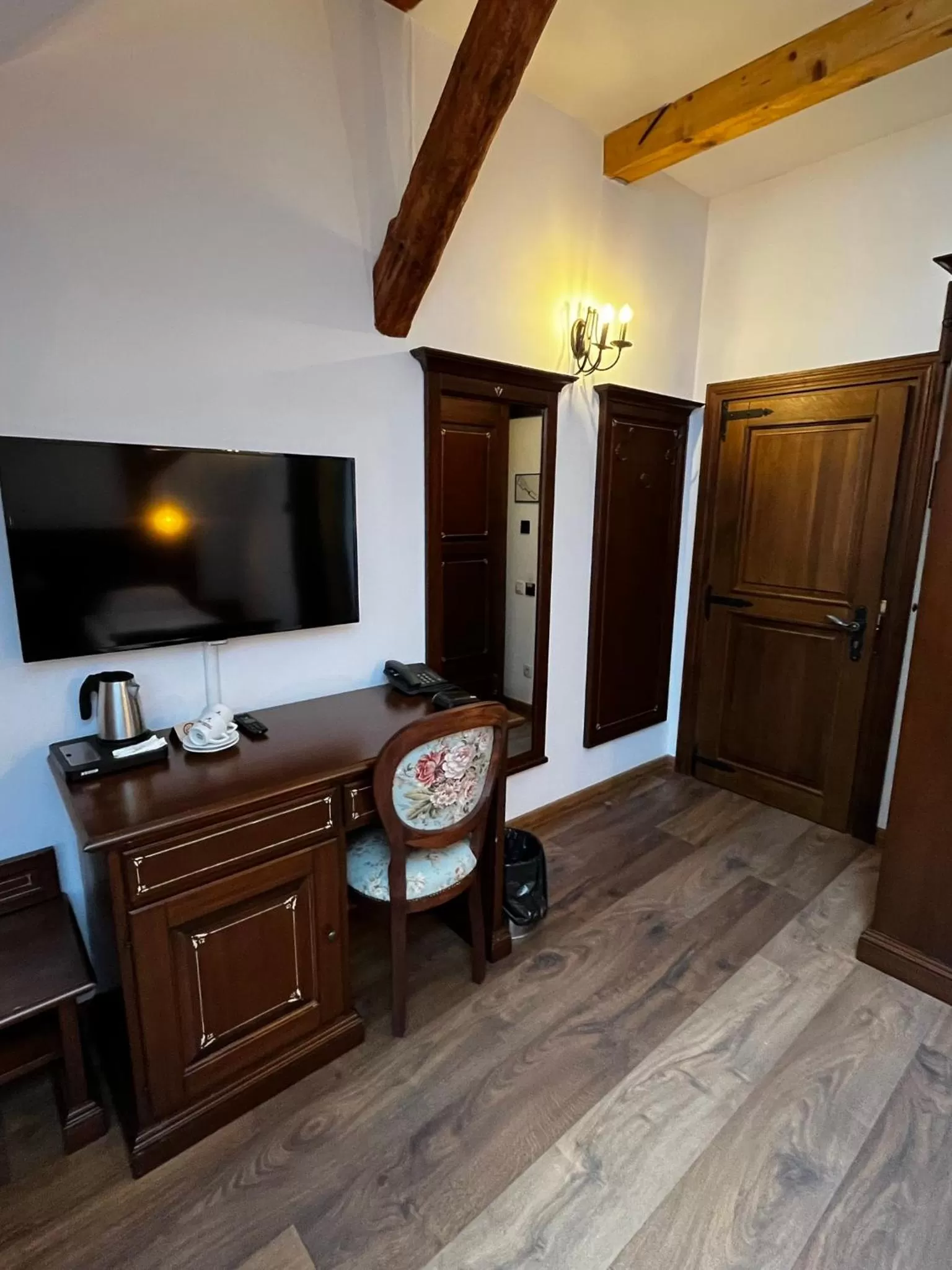 TV and multimedia in HOTEL BOUTIQUE CASA CHITIC -HOTEL AND RESTAURANT Str Johann Gott nr7