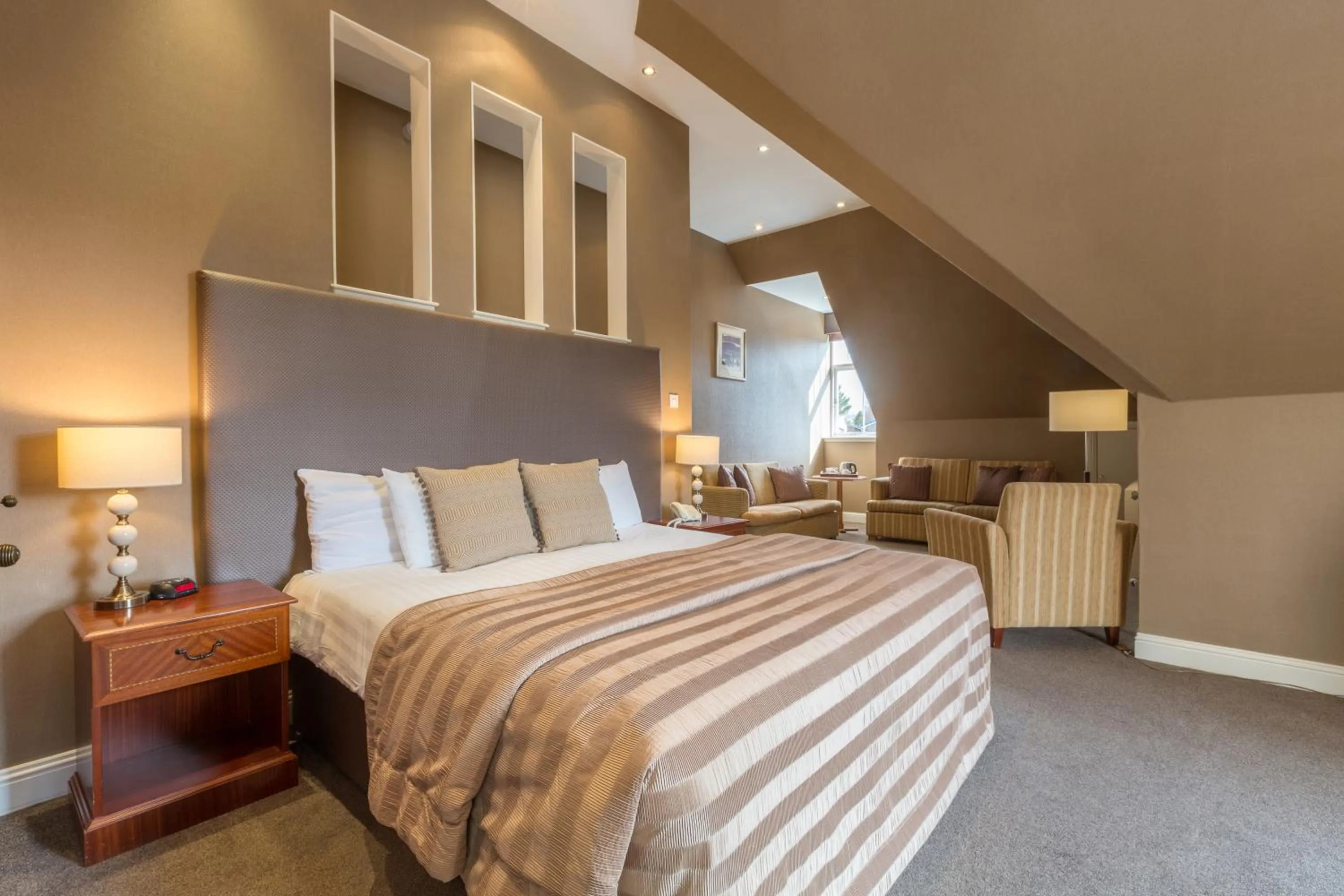 Photo of the whole room, Bed in Sherbrooke Castle Hotel