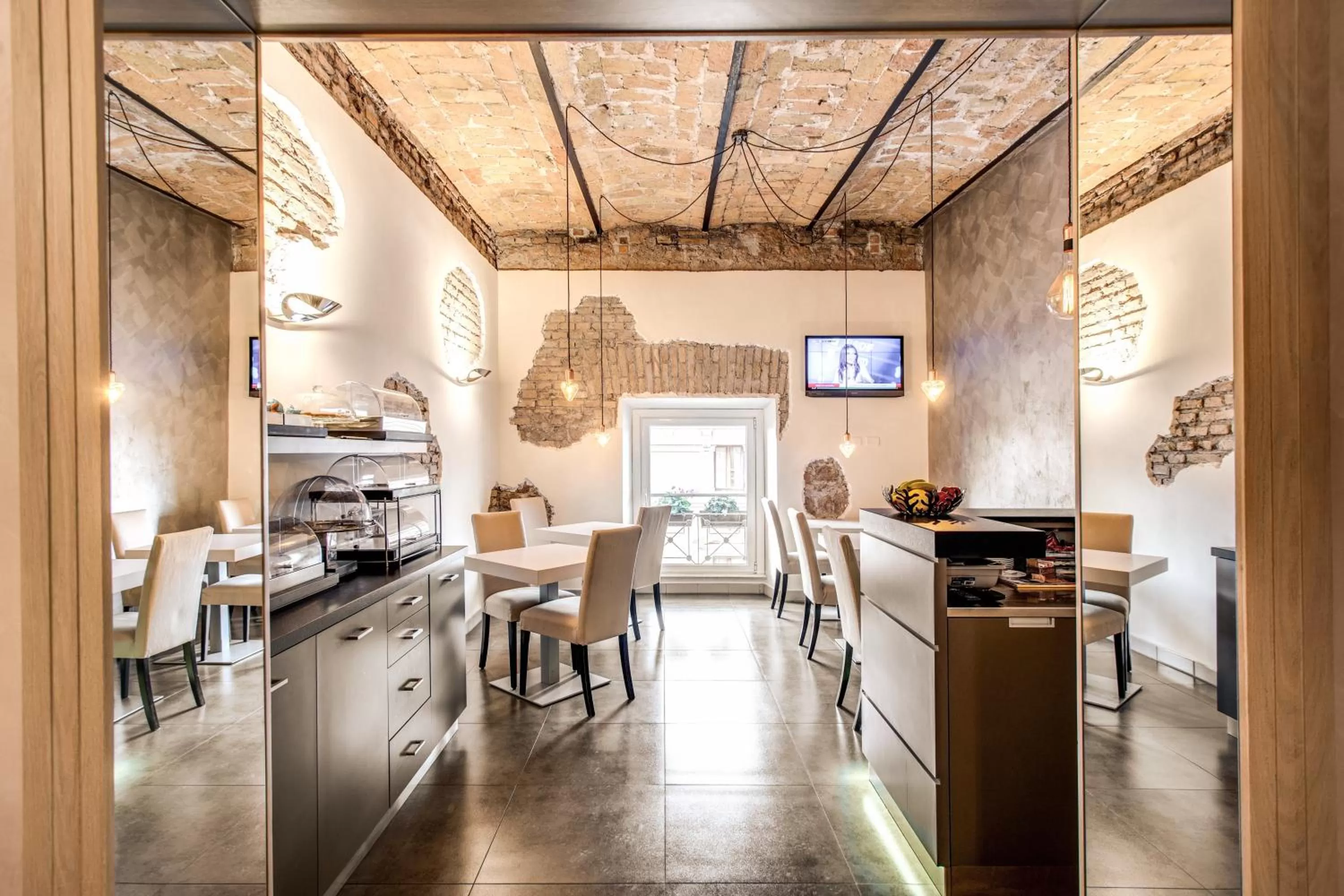 Communal lounge/ TV room in Roma Boutique Hotel