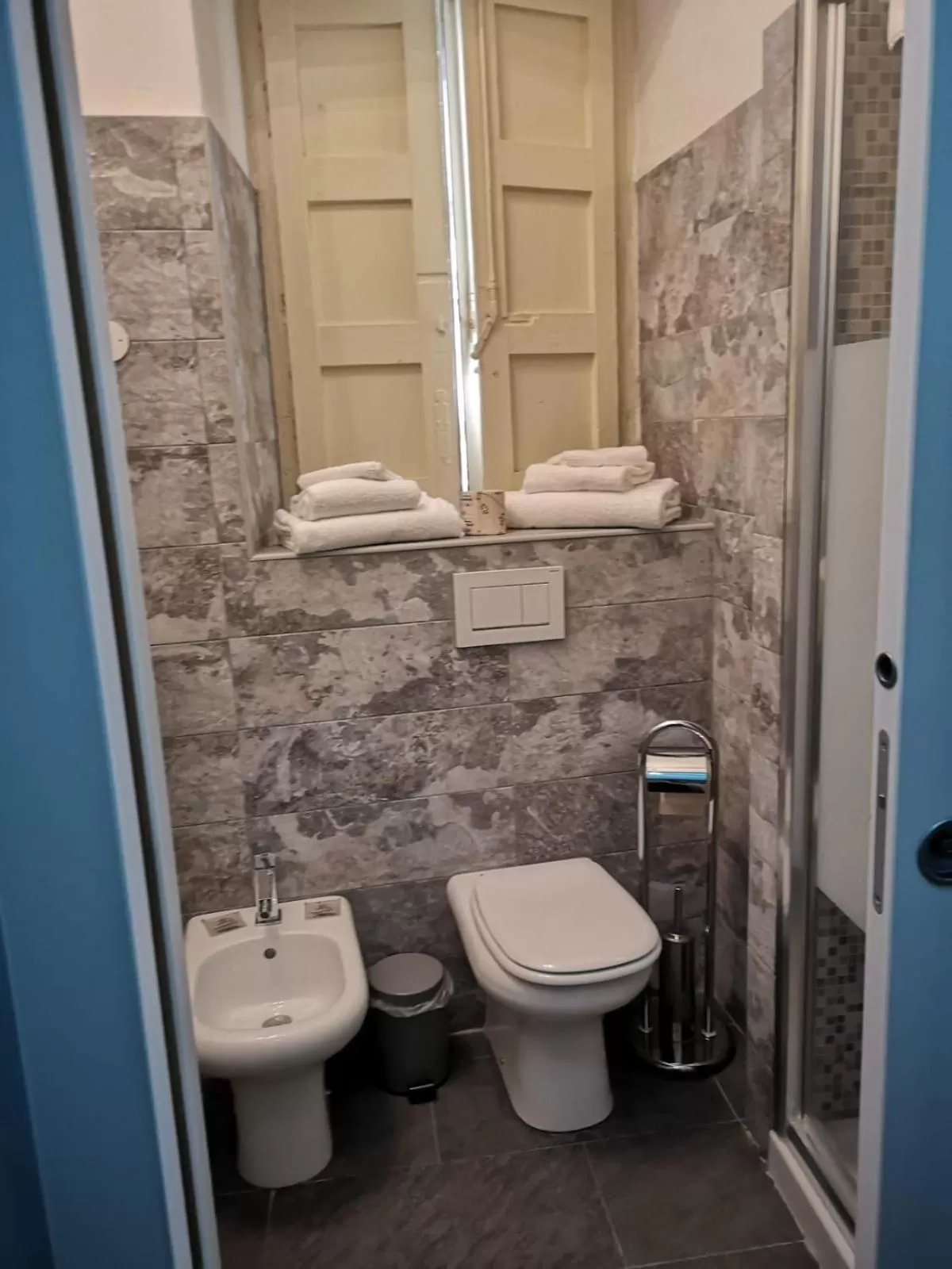 Toilet in Hotel Sangiuliano 132 centro storico Catania