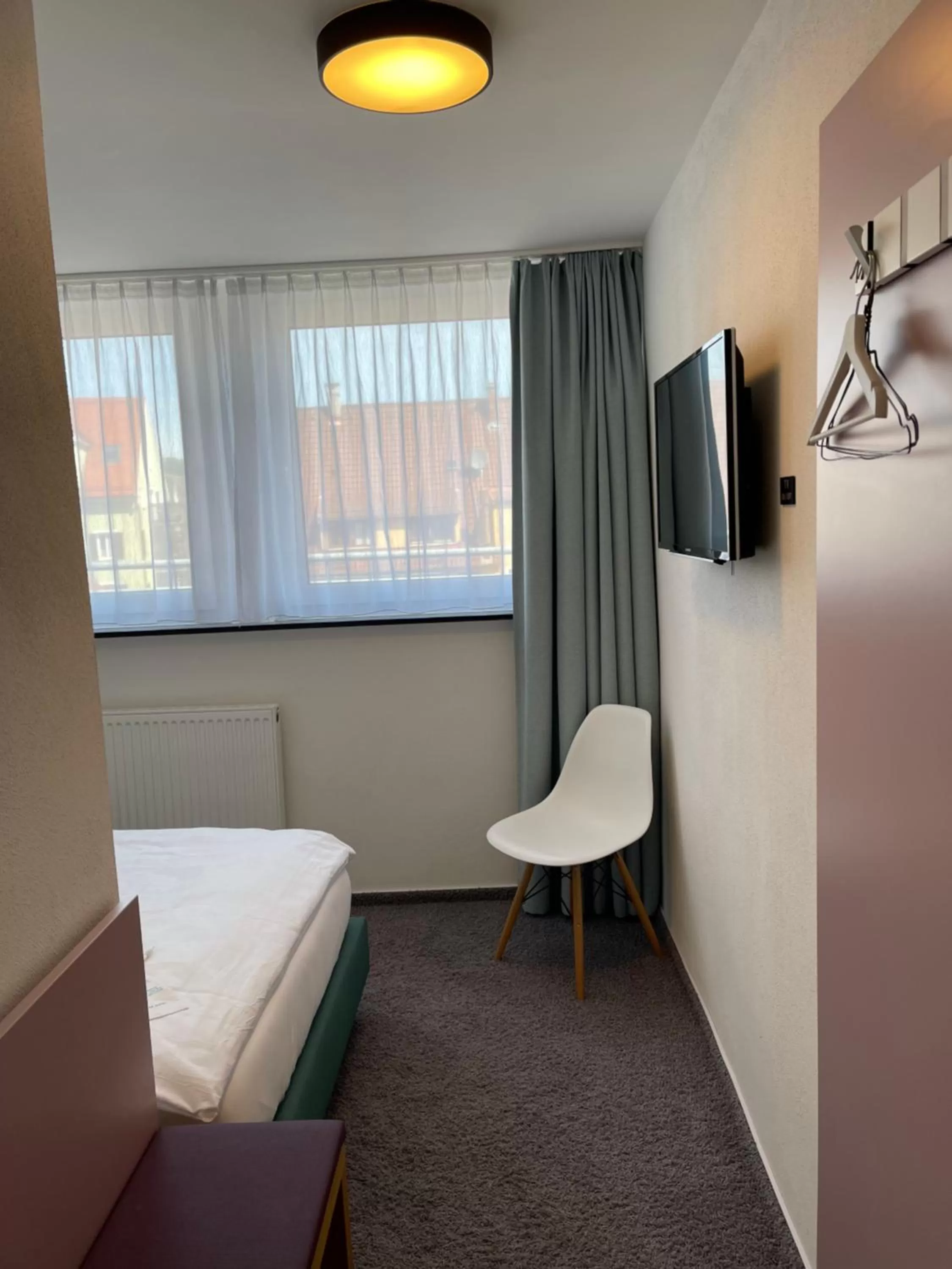 Photo of the whole room, TV/Entertainment Center in Ulmer Münster Hotel