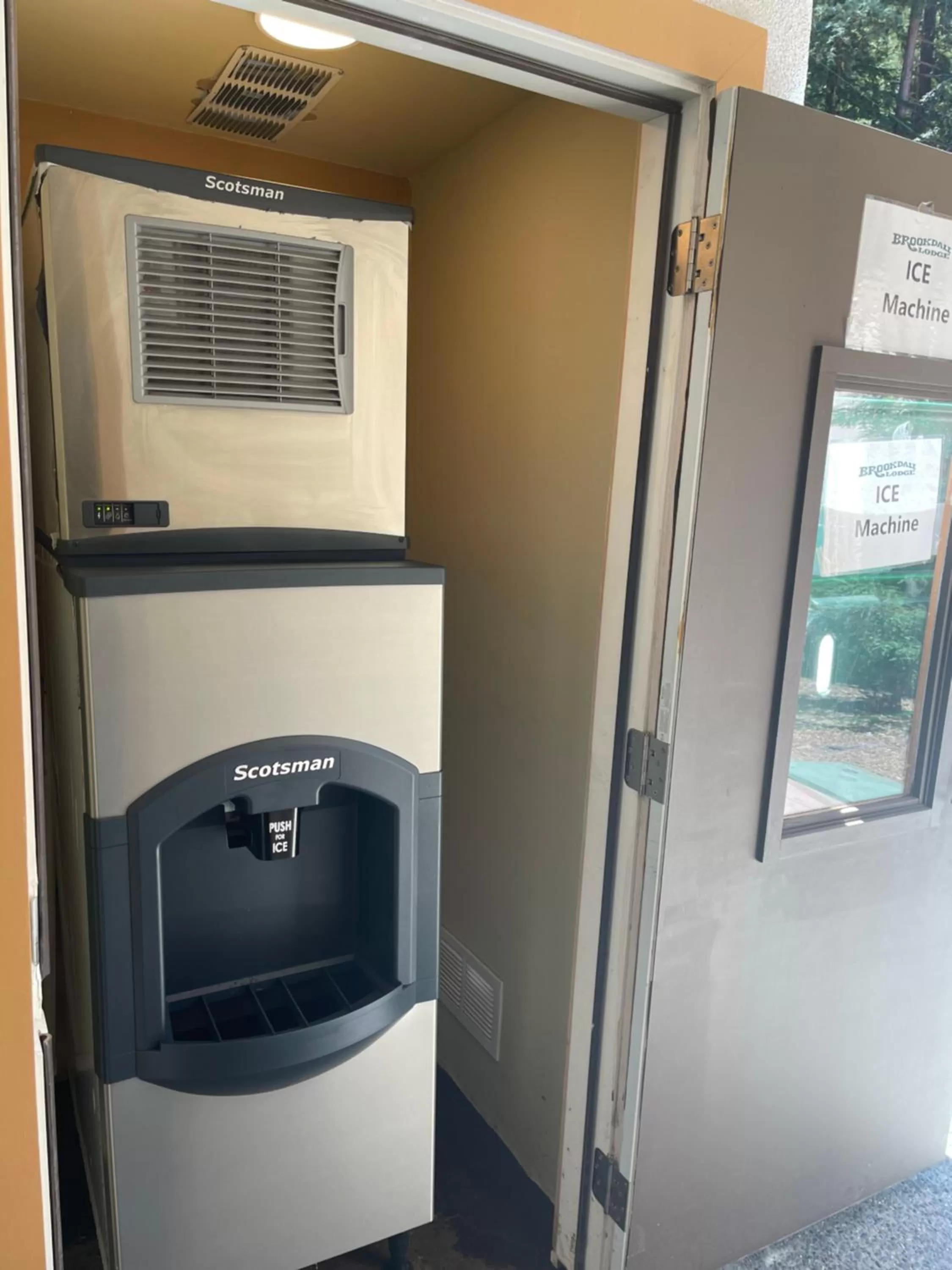 Area and facilities in The Historic Brookdale Lodge, Santa Cruz Mountains