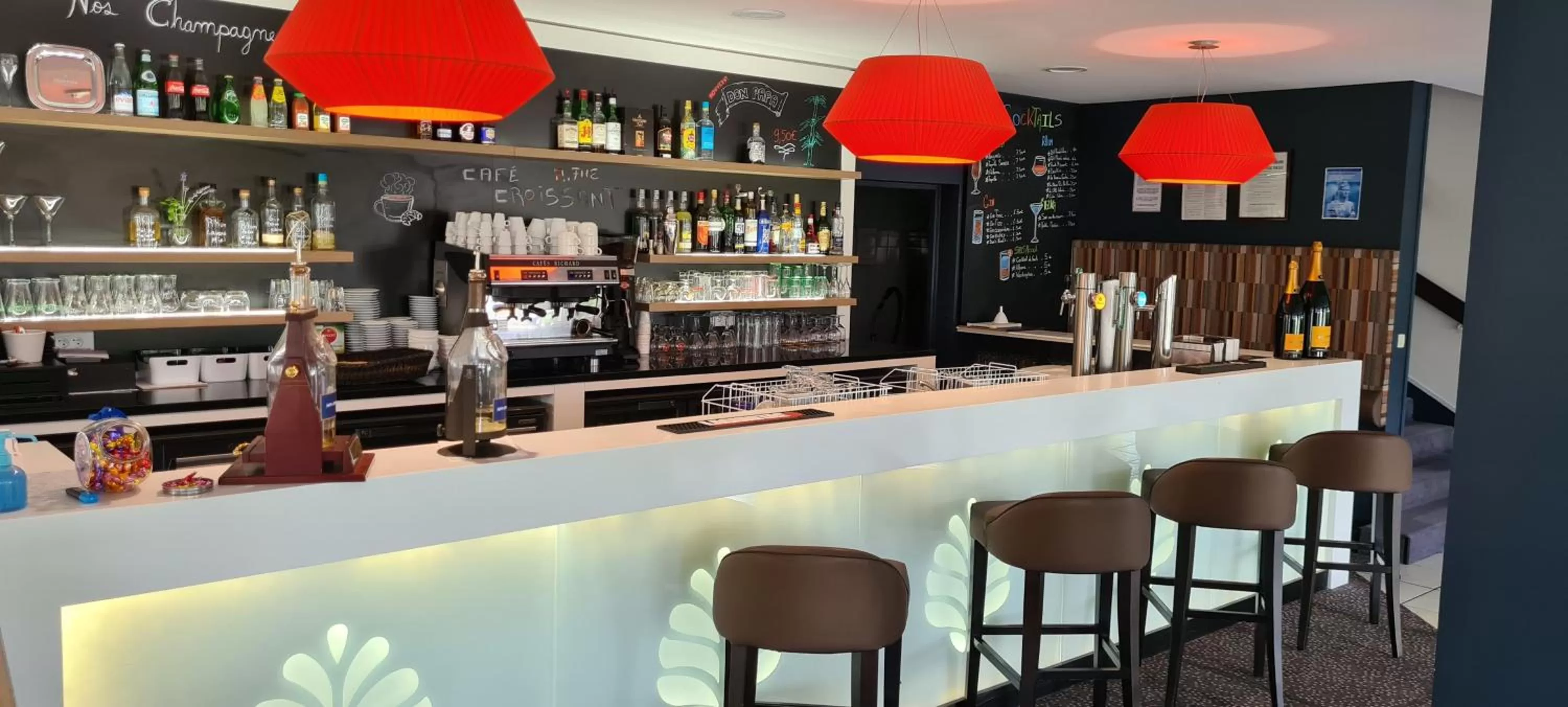 Lounge or bar in Hostellerie Saint Vincent Beauvais Aeroport