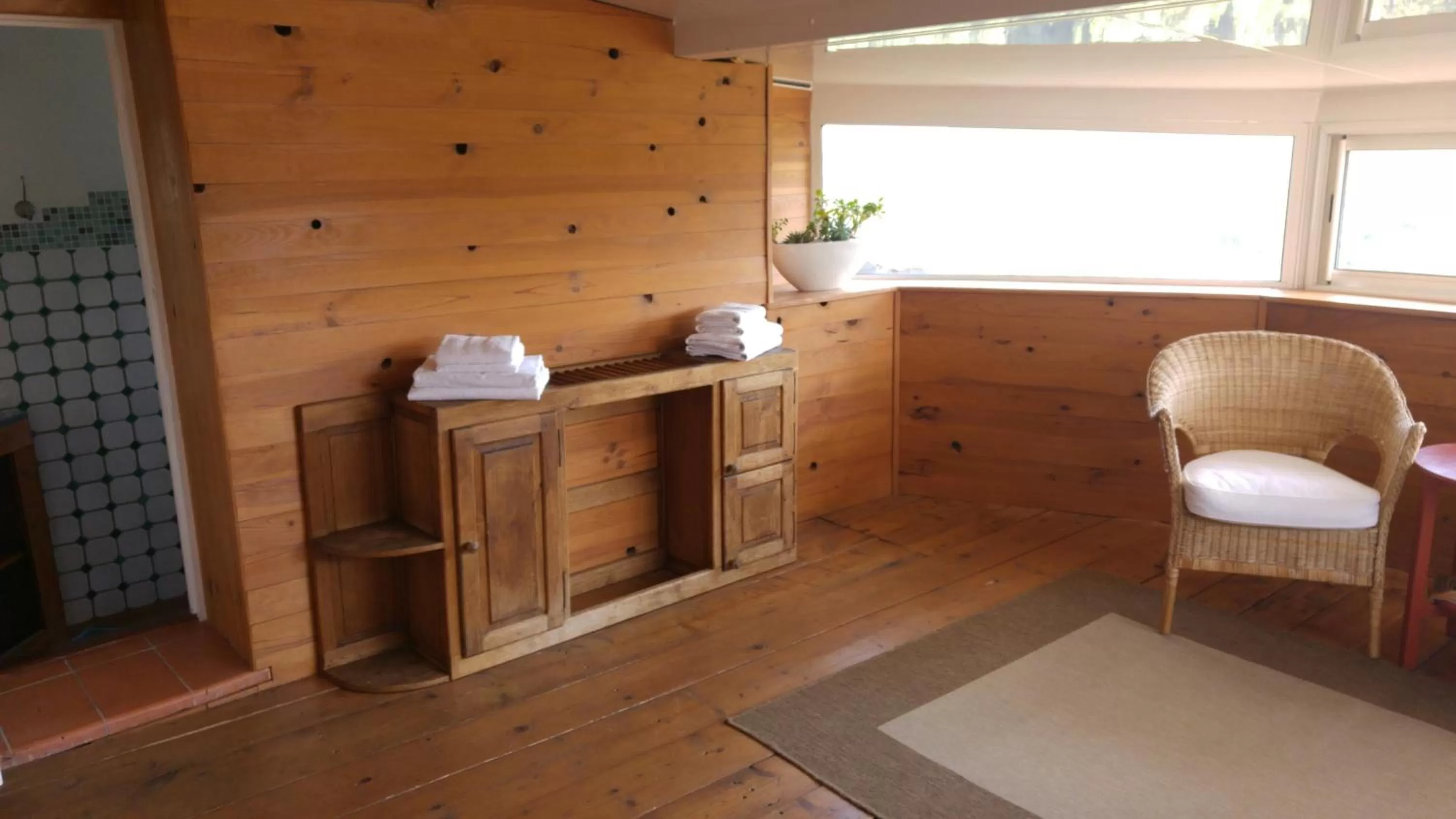 Living room, Bathroom in Le Moulin de Varrians