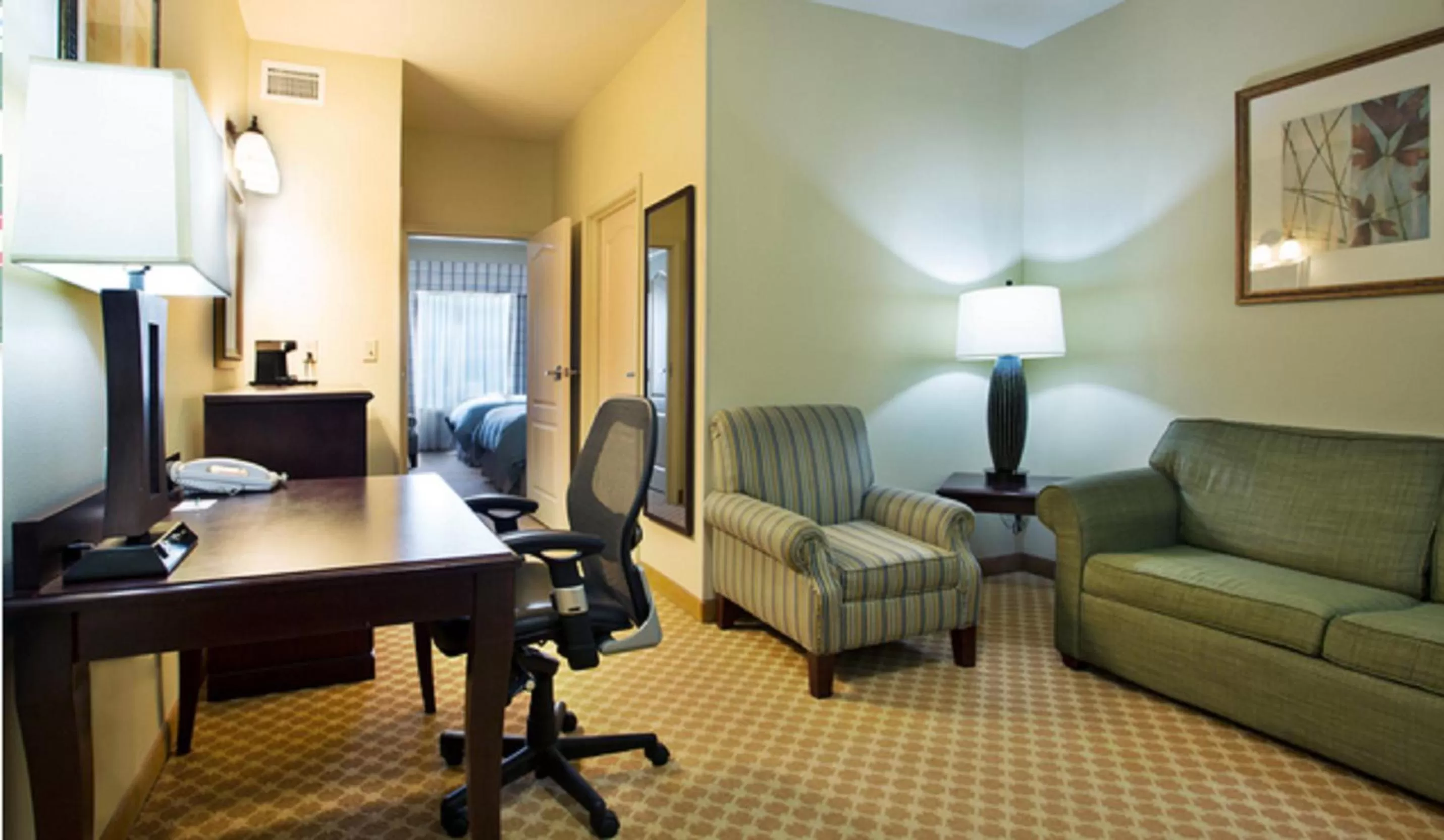 Living room in Country Inn & Suites by Radisson, Pineville, LA