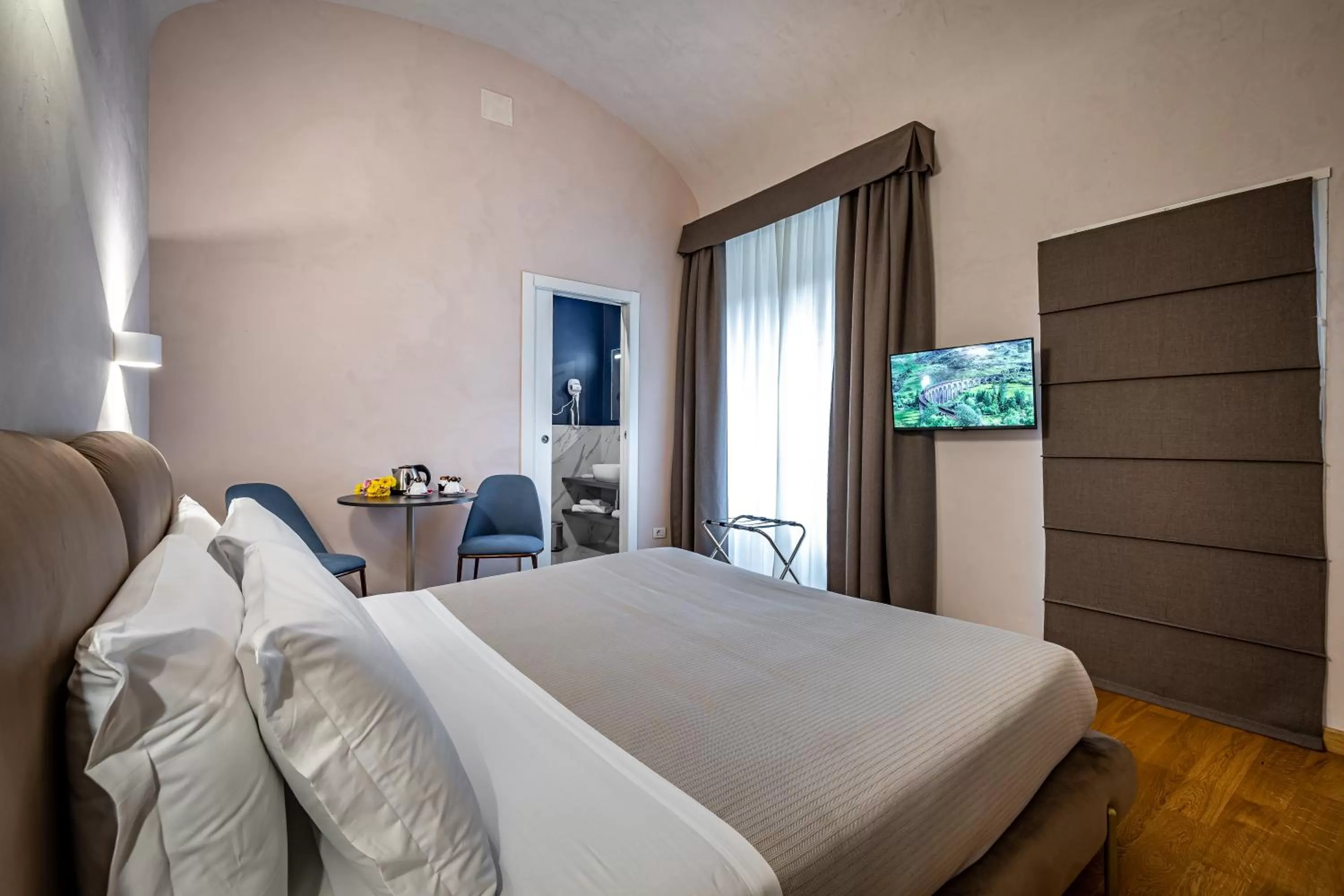 Photo of the whole room, Bed in Hotel La Scaletta al Ponte Vecchio